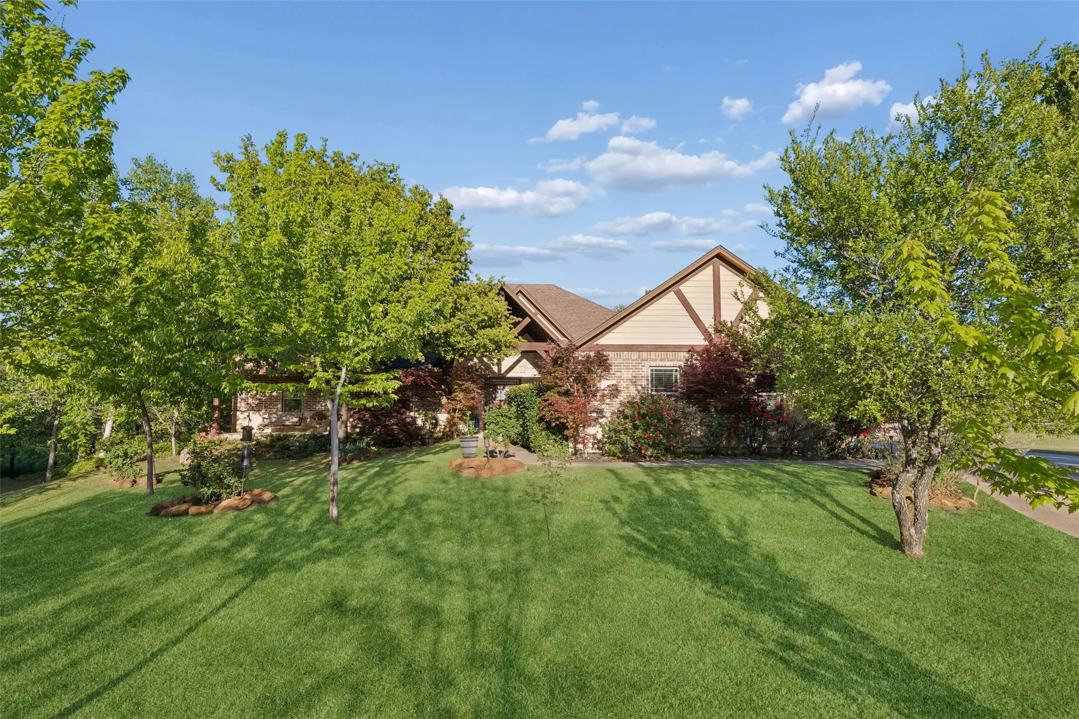 Single Family Residence For Sale in Denton County , 1402 Lakeview Boulevard, Denton, Texas 76208, 4 Bedroom, 4 Bathroom, 3 Garage spaces, 4,589 Sqft, built in 2013, Preowned, mls#21230960, Real Estate Agent in Denton, Homes For Sale in Denton county, Homes For Sale in Denton, Realtor in Denton Texas, Real Estate Brokerage Independent Realty Texas, Luminita Cordes Realtor
