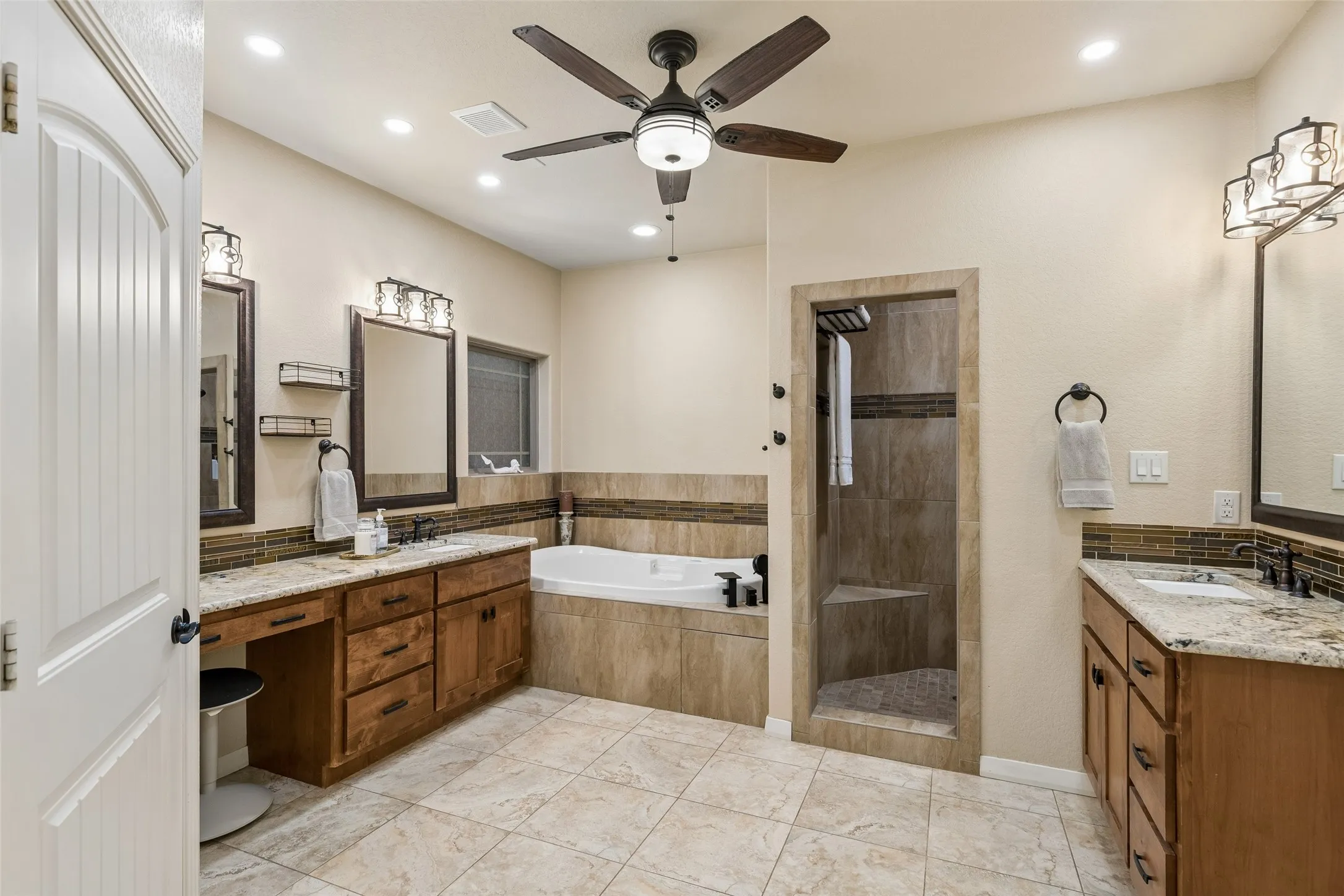 Single Family Residence For Sale in Denton County , 1402 Lakeview Boulevard, Denton, Texas 76208, 4 Bedroom, 4 Bathroom, 3 Garage spaces, 4,589 Sqft, built in 2013, Preowned, mls#21230960, Real Estate Agent in Denton, Homes For Sale in Denton county, Homes For Sale in Denton, Realtor in Denton Texas, Real Estate Brokerage Independent Realty Texas, Luminita Cordes Realtor