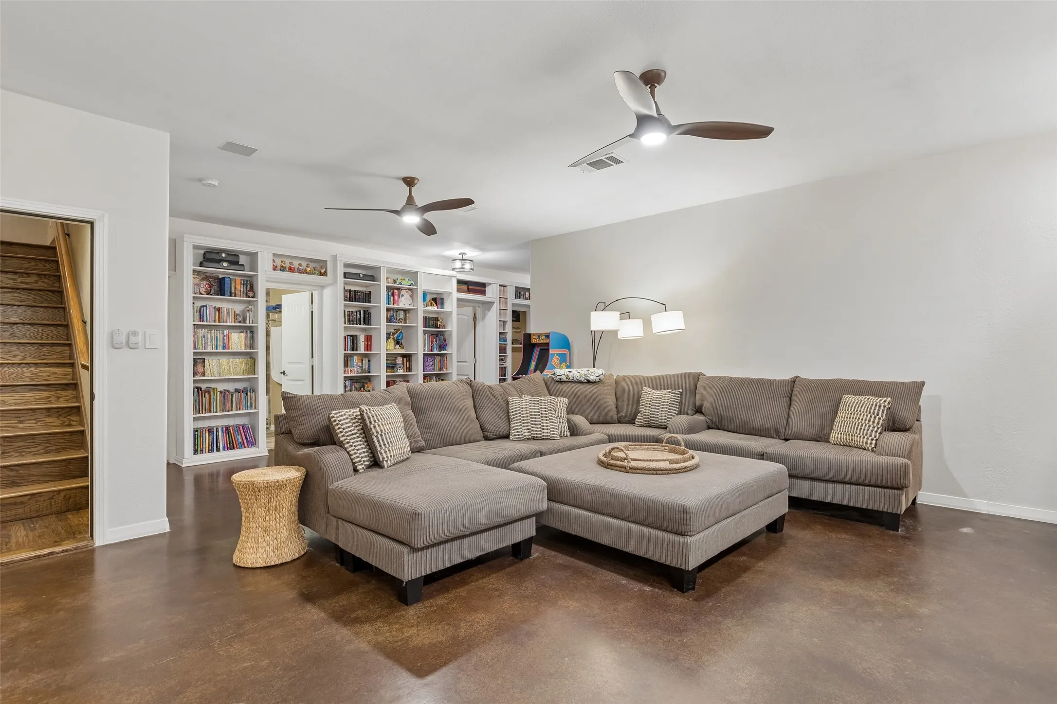 Single Family Residence For Sale in Denton County , 1402 Lakeview Boulevard, Denton, Texas 76208, 4 Bedroom, 4 Bathroom, 3 Garage spaces, 4,589 Sqft, built in 2013, Preowned, mls#21230960, Real Estate Agent in Denton, Homes For Sale in Denton county, Homes For Sale in Denton, Realtor in Denton Texas, Real Estate Brokerage Independent Realty Texas, Luminita Cordes Realtor