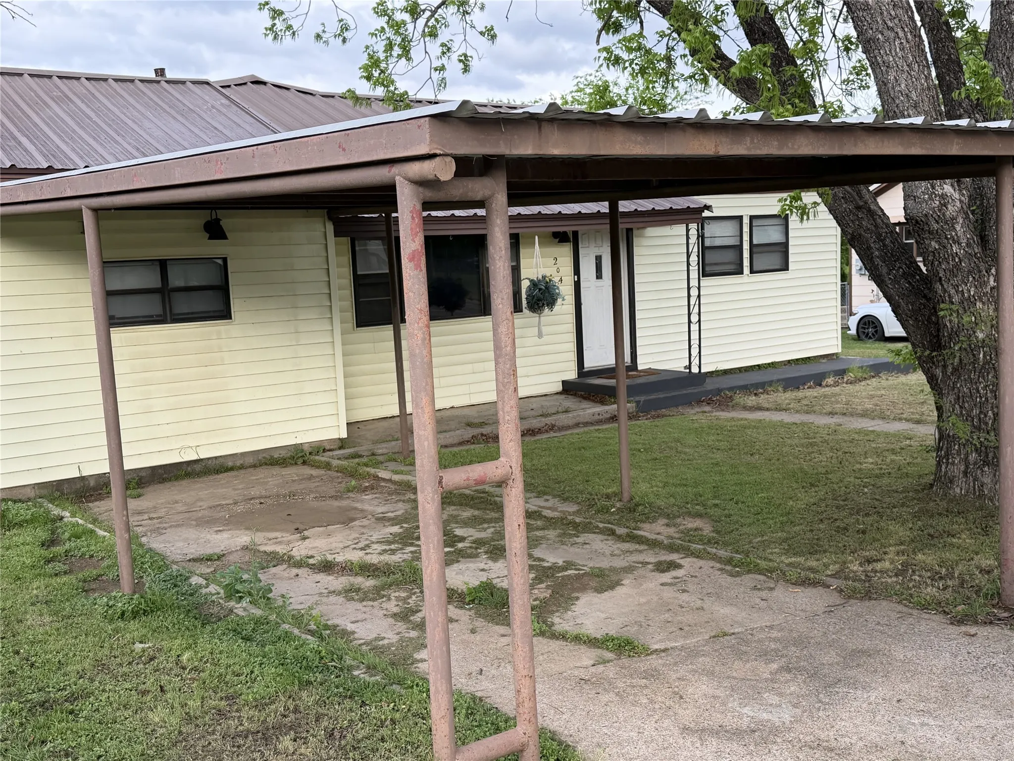 Single Family Residence For Sale in Brown County , 204 Bluffview Drive, Brownwood, Texas 76801, 4 Bedroom, 2 Bathroom, Garage spaces, 1,564 Sqft, built in 0, mls#21233898, Real Estate Agent in Brownwood, Homes For Sale in Brown county, Homes For Sale in Brownwood, Realtor in Brownwood Texas, Real Estate Brokerage Independent Realty Texas, Luminita Cordes Realtor