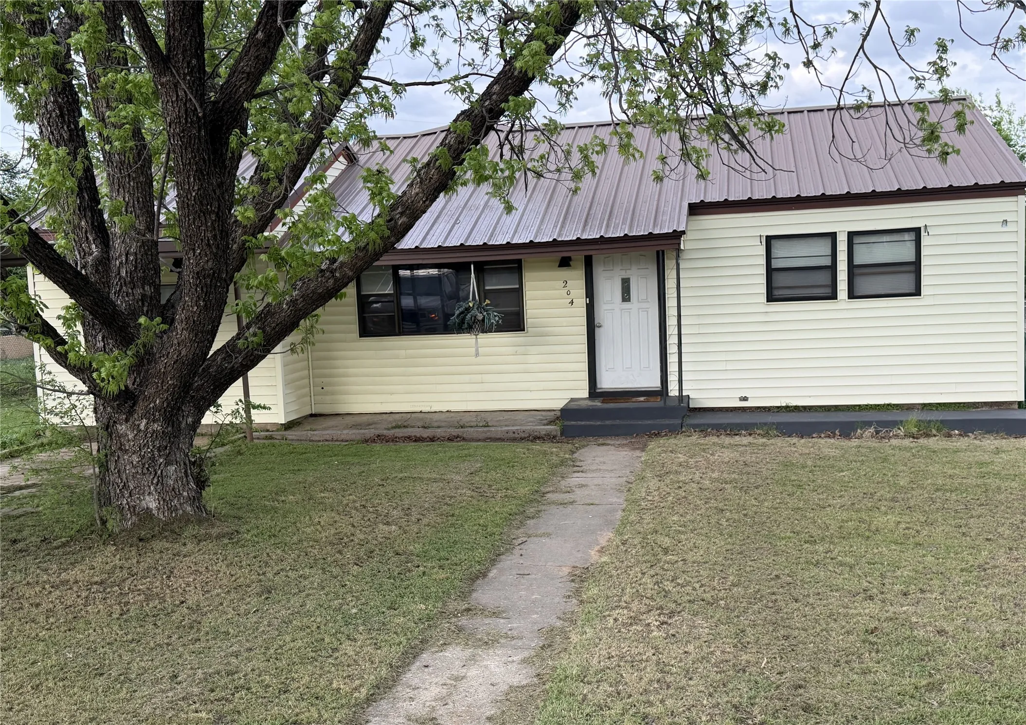 Single Family Residence For Sale in Brown County , 204 Bluffview Drive, Brownwood, Texas 76801, 4 Bedroom, 2 Bathroom, Garage spaces, 1,564 Sqft, built in 0, mls#21233898, Real Estate Agent in Brownwood, Homes For Sale in Brown county, Homes For Sale in Brownwood, Realtor in Brownwood Texas, Real Estate Brokerage Independent Realty Texas, Luminita Cordes Realtor
