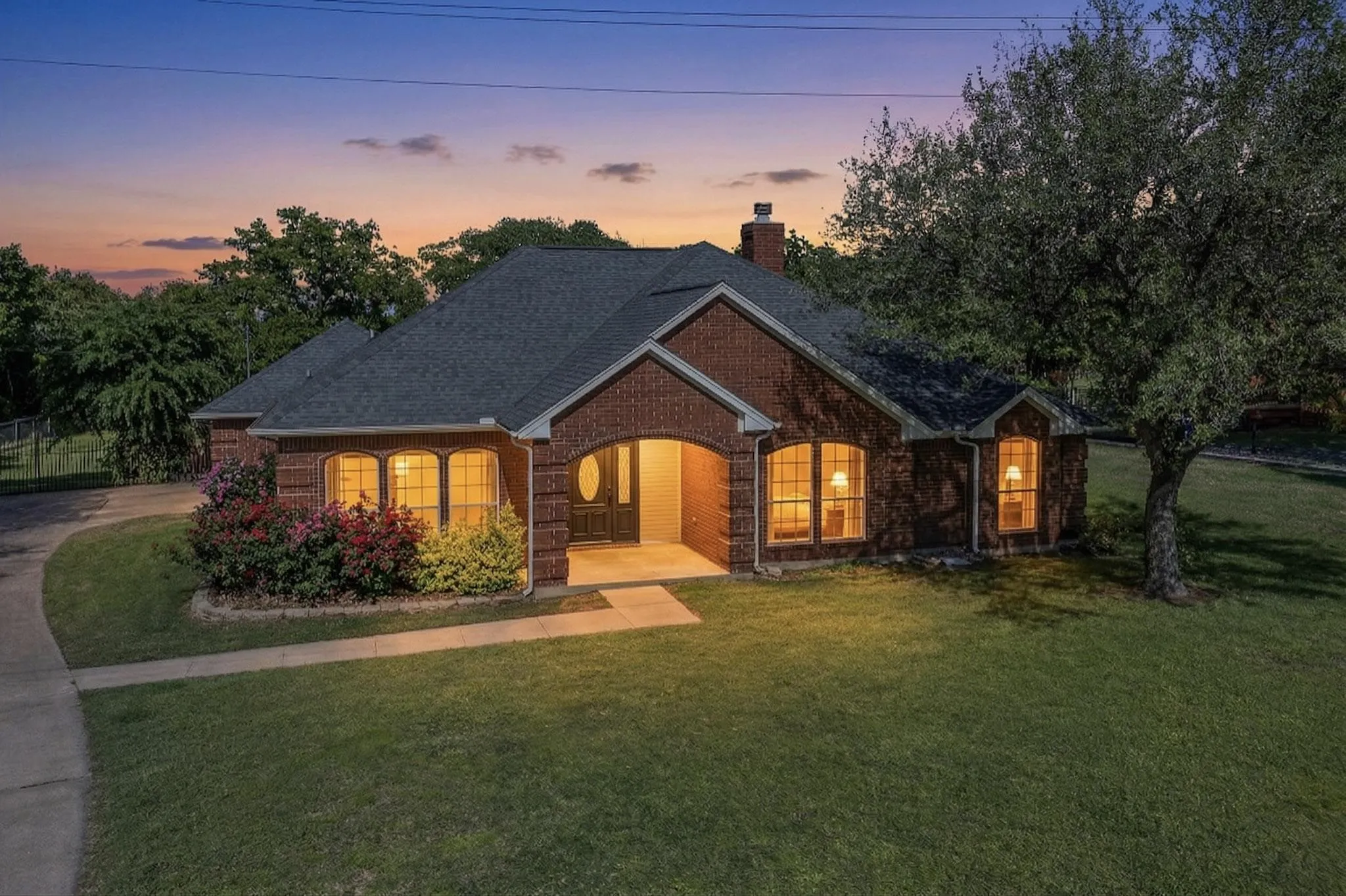 Single Family Residence For Sale in Johnson County , 2601 Trail Tree Court, Burleson, Texas 76028, 3 Bedroom, 2 Bathroom, 2 Garage spaces, 1,927 Sqft, built in 1992, Preowned, mls#21233828, Real Estate Agent in Burleson, Homes For Sale in Johnson county, Homes For Sale in Burleson, Realtor in Burleson Texas, Real Estate Brokerage Independent Realty Texas, Luminita Cordes Realtor