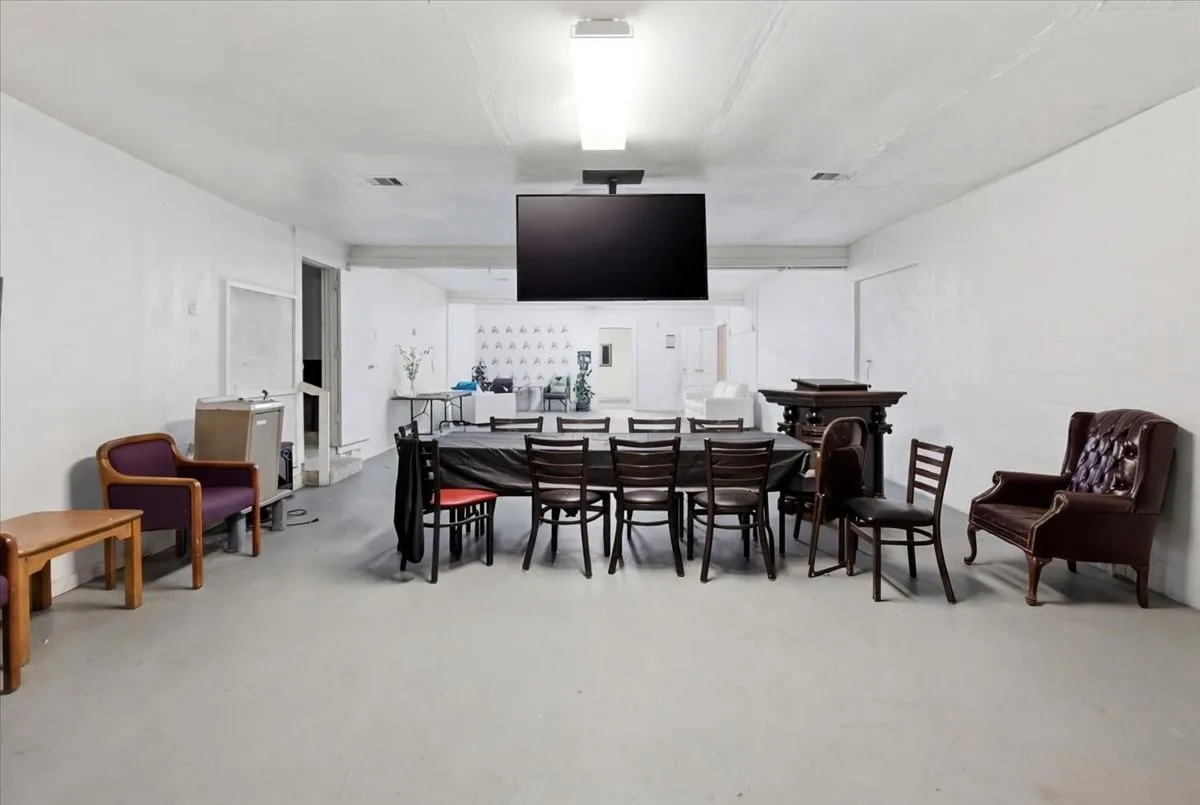 Business For Sale in Tarrant County , 1700 E Davis Avenue, Fort Worth, Texas 76104, 0, 0, Garage spaces, 0 Sqft, built in 1950, Preowned, mls#21233941, Real Estate Agent in Fort Worth, Homes For Sale in Tarrant county, Homes For Sale in Fort Worth, Realtor in Fort Worth Texas, Real Estate Brokerage Independent Realty Texas, Luminita Cordes Realtor
