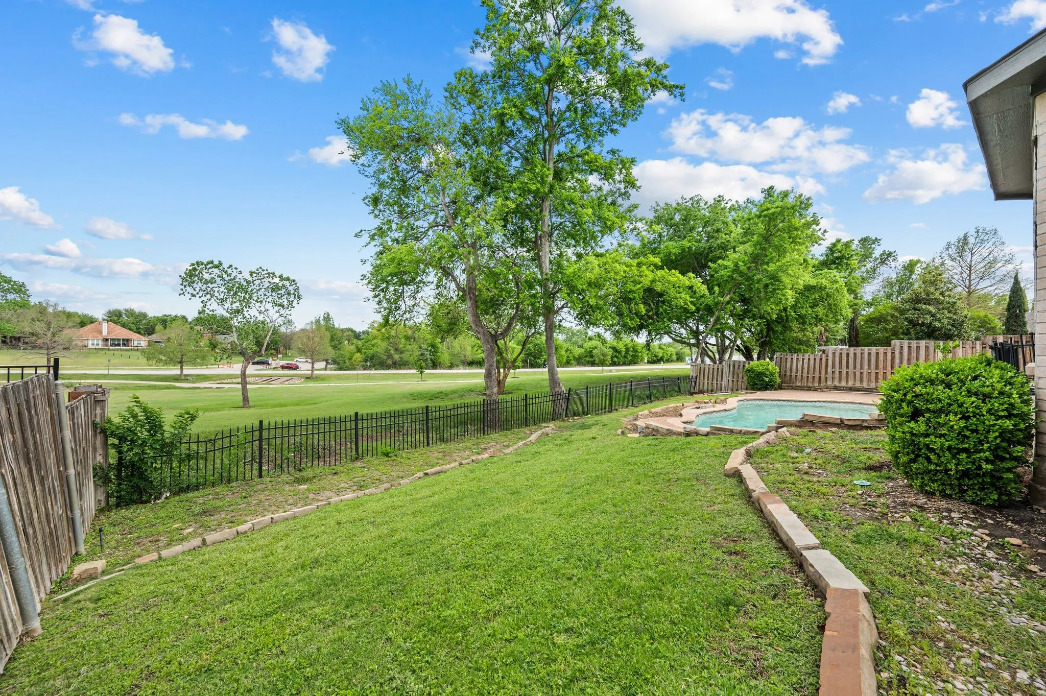 Single Family Residence For Sale in Denton County , 3645 Cottonwood Springs Drive, The Colony, Texas 75056, 5 Bedroom, 3 Bathroom, 2 Garage spaces, 3,378 Sqft, built in 1997, mls#21233829, Real Estate Agent in The Colony, Homes For Sale in Denton county, Homes For Sale in The Colony, Realtor in The Colony Texas, Real Estate Brokerage Independent Realty Texas, Luminita Cordes Realtor