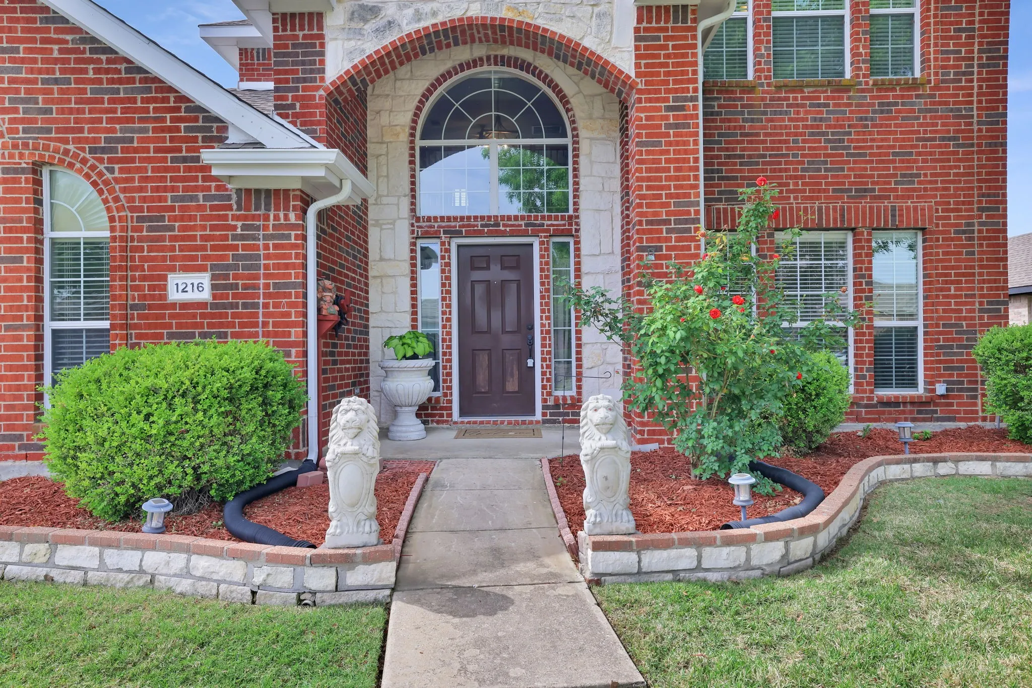Single Family Residence For Sale in Collin County , 1216 Majestic Way, Wylie, Texas 75098, 3 Bedroom, 3 Bathroom, 2 Garage spaces, 2,258 Sqft, built in 2006, Preowned, mls#21233826, Real Estate Agent in Wylie, Homes For Sale in Collin county, Homes For Sale in Wylie, Realtor in Wylie Texas, Real Estate Brokerage Independent Realty Texas, Luminita Cordes Realtor