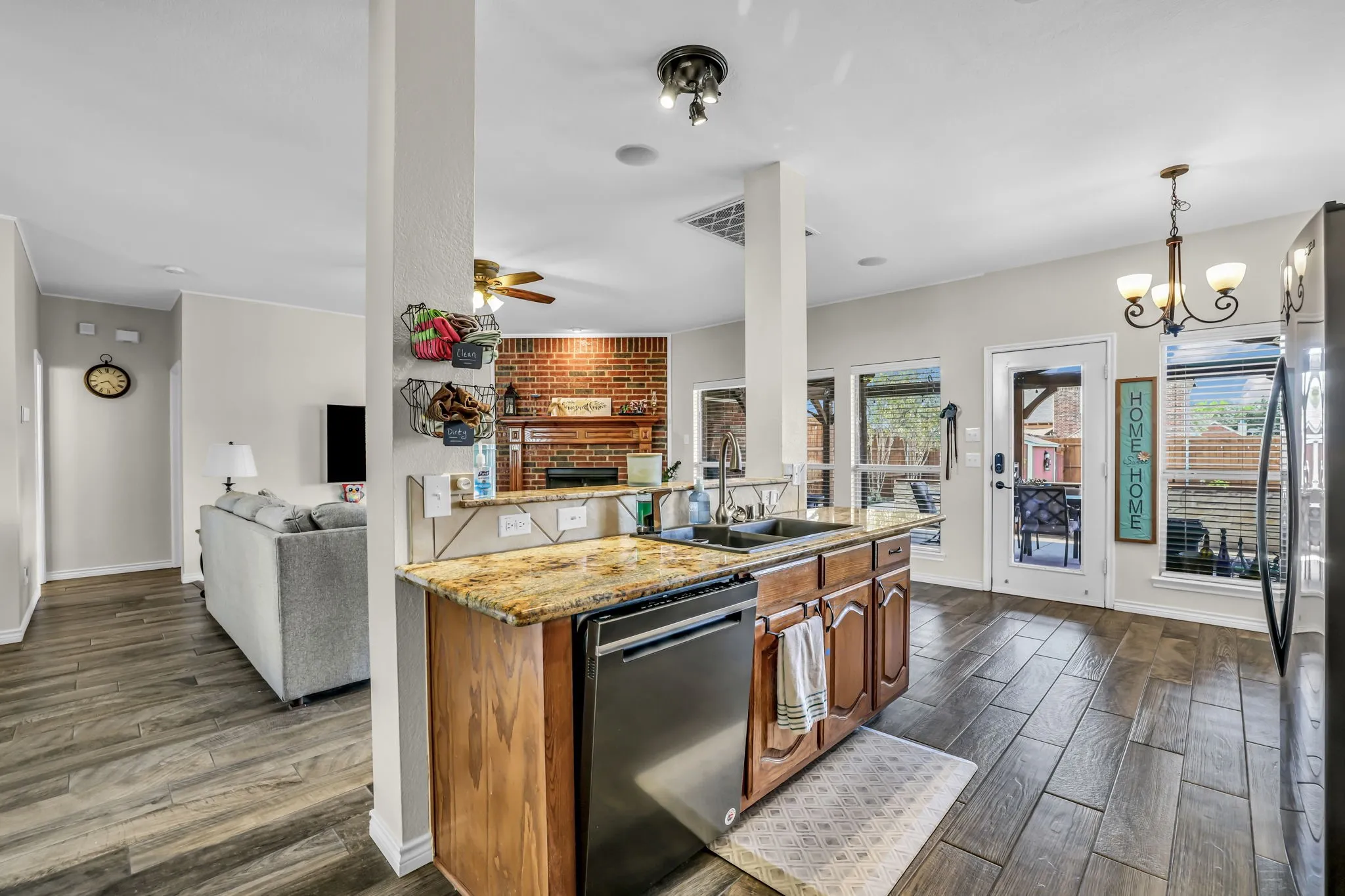 Single Family Residence For Sale in Collin County , 1216 Majestic Way, Wylie, Texas 75098, 3 Bedroom, 3 Bathroom, 2 Garage spaces, 2,258 Sqft, built in 2006, Preowned, mls#21233826, Real Estate Agent in Wylie, Homes For Sale in Collin county, Homes For Sale in Wylie, Realtor in Wylie Texas, Real Estate Brokerage Independent Realty Texas, Luminita Cordes Realtor