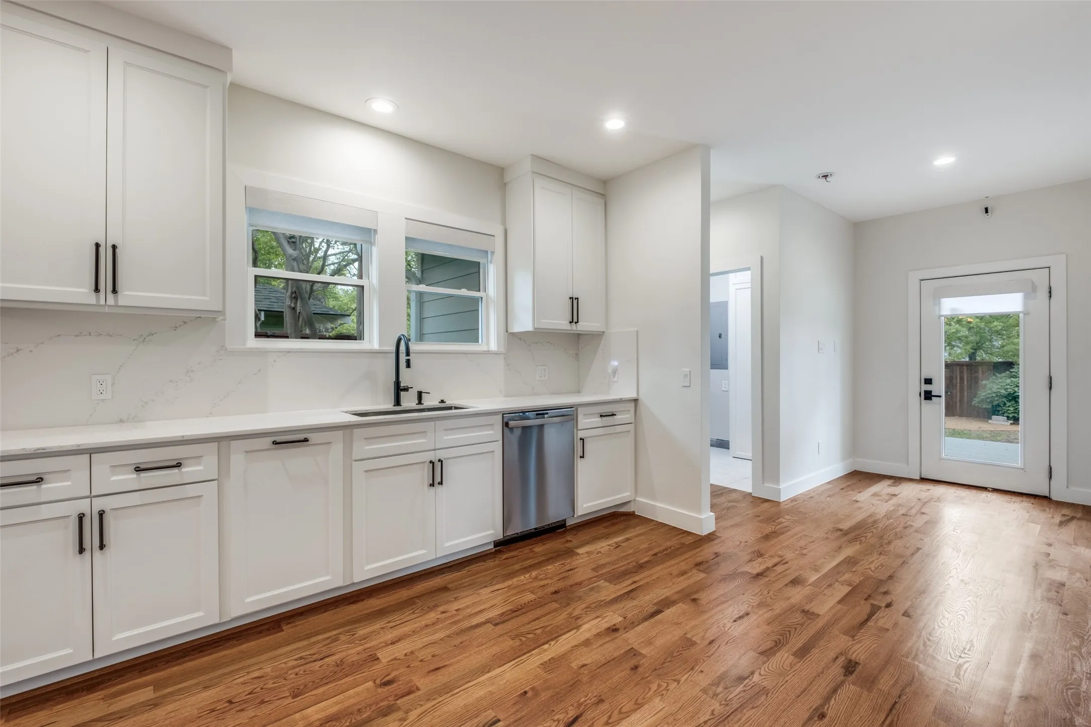 Single Family Residence For Sale in Dallas County , 734 N Montclair Avenue, Dallas, Texas 75208, 3 Bedroom, 3 Bathroom, 2 Garage spaces, 1,564 Sqft, built in 1922, Price $699,000, mls#21234026, Real Estate Agent in Dallas, Homes For Sale in Dallas county, Homes For Sale in Dallas, Realtor in Dallas Texas, Real Estate Brokerage Independent Realty Texas, Luminita Cordes Realtor