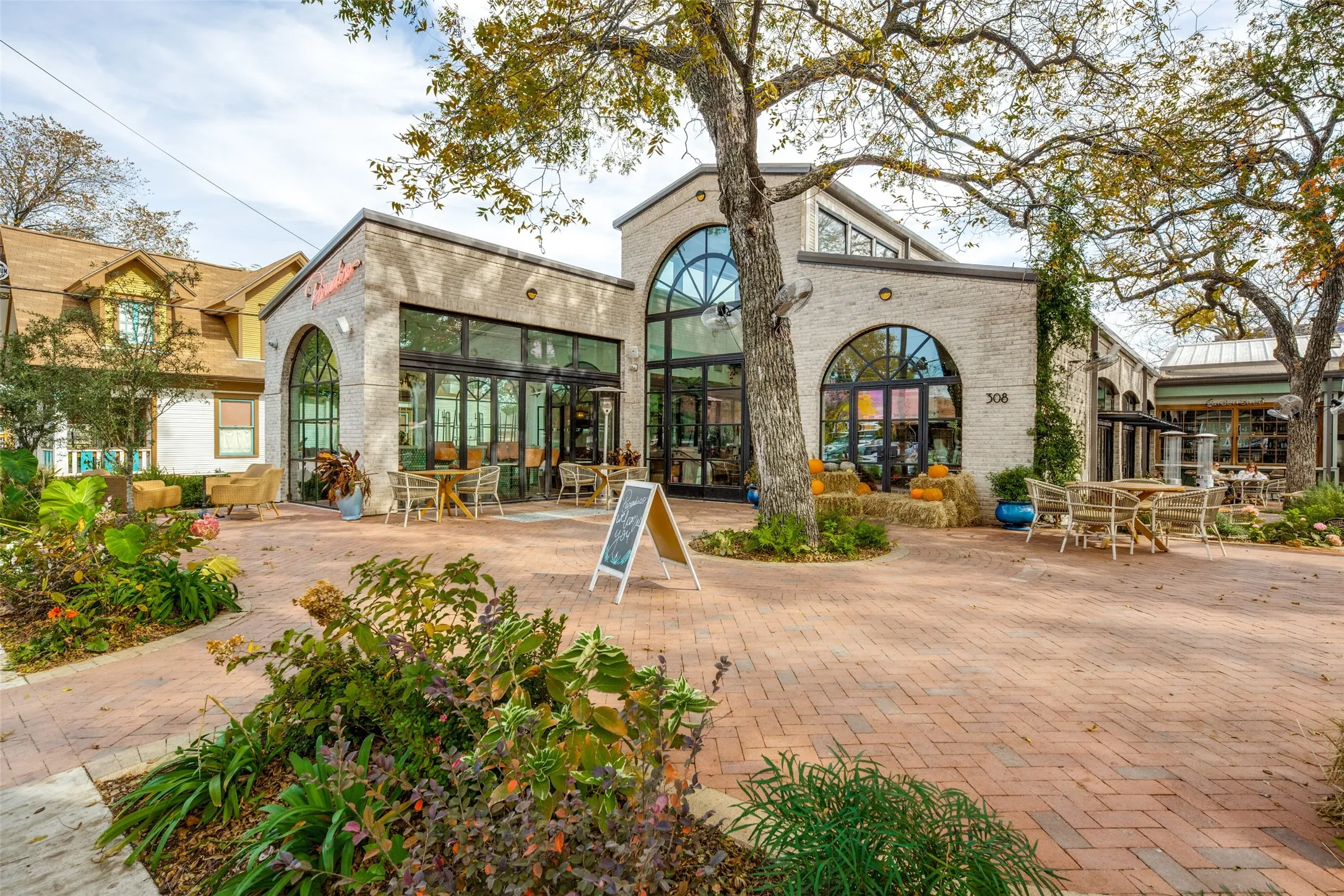 Single Family Residence For Sale in Dallas County , 734 N Montclair Avenue, Dallas, Texas 75208, 3 Bedroom, 3 Bathroom, 2 Garage spaces, 1,564 Sqft, built in 1922, Price $699,000, mls#21234026, Real Estate Agent in Dallas, Homes For Sale in Dallas county, Homes For Sale in Dallas, Realtor in Dallas Texas, Real Estate Brokerage Independent Realty Texas, Luminita Cordes Realtor
