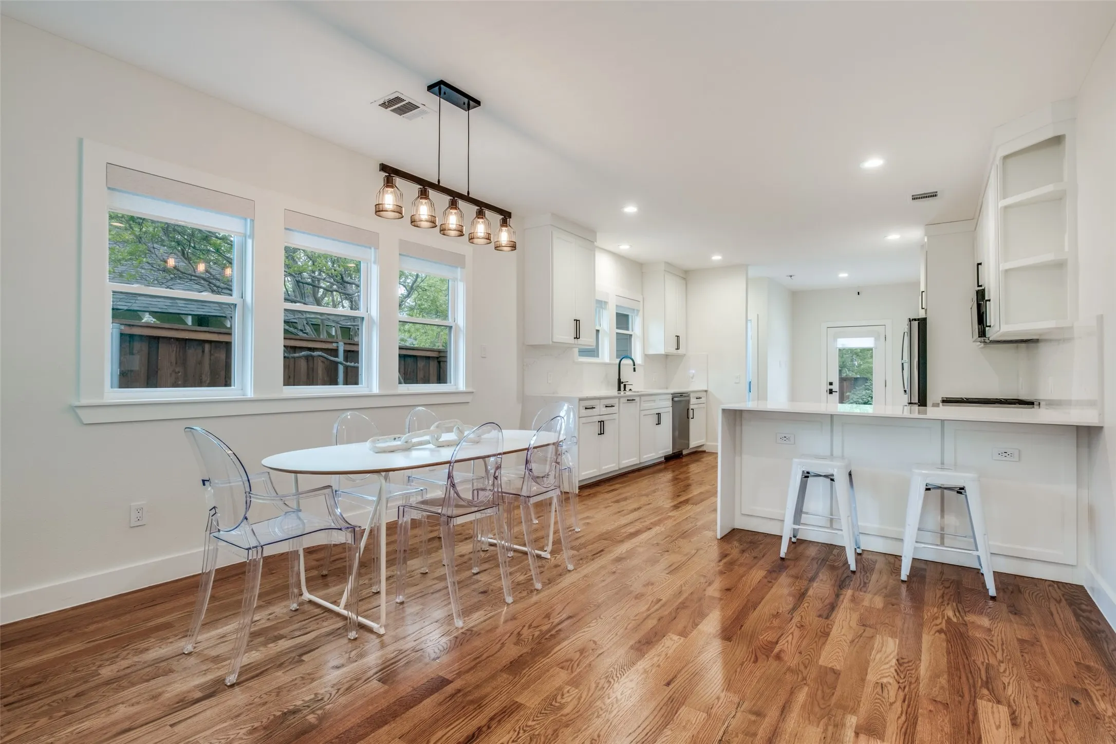Single Family Residence For Sale in Dallas County , 734 N Montclair Avenue, Dallas, Texas 75208, 3 Bedroom, 3 Bathroom, 2 Garage spaces, 1,564 Sqft, built in 1922, Price $699,000, mls#21234026, Real Estate Agent in Dallas, Homes For Sale in Dallas county, Homes For Sale in Dallas, Realtor in Dallas Texas, Real Estate Brokerage Independent Realty Texas, Luminita Cordes Realtor