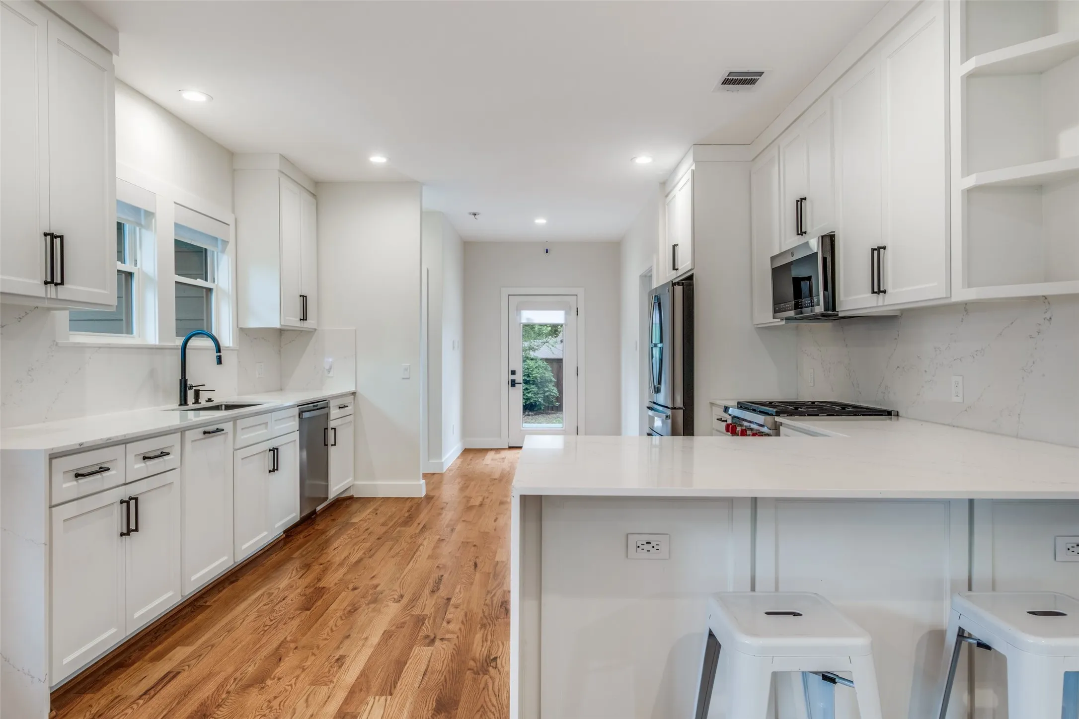 Single Family Residence For Sale in Dallas County , 734 N Montclair Avenue, Dallas, Texas 75208, 3 Bedroom, 3 Bathroom, 2 Garage spaces, 1,564 Sqft, built in 1922, Price $699,000, mls#21234026, Real Estate Agent in Dallas, Homes For Sale in Dallas county, Homes For Sale in Dallas, Realtor in Dallas Texas, Real Estate Brokerage Independent Realty Texas, Luminita Cordes Realtor