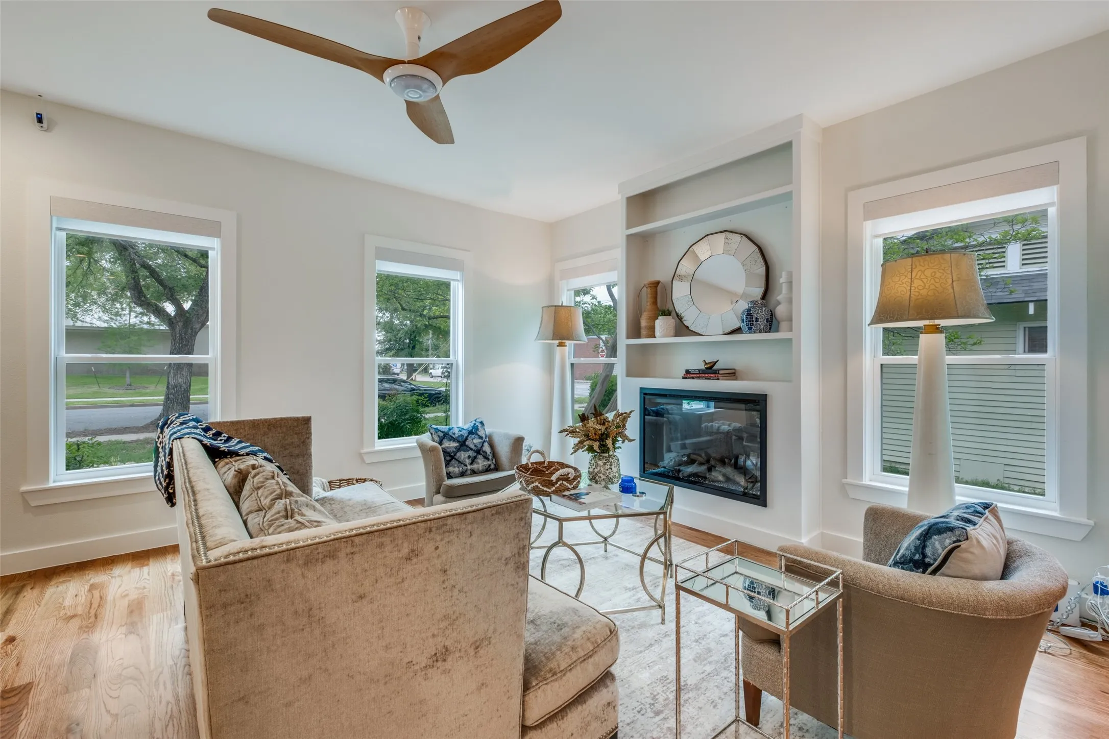 Single Family Residence For Sale in Dallas County , 734 N Montclair Avenue, Dallas, Texas 75208, 3 Bedroom, 3 Bathroom, 2 Garage spaces, 1,564 Sqft, built in 1922, Price $699,000, mls#21234026, Real Estate Agent in Dallas, Homes For Sale in Dallas county, Homes For Sale in Dallas, Realtor in Dallas Texas, Real Estate Brokerage Independent Realty Texas, Luminita Cordes Realtor