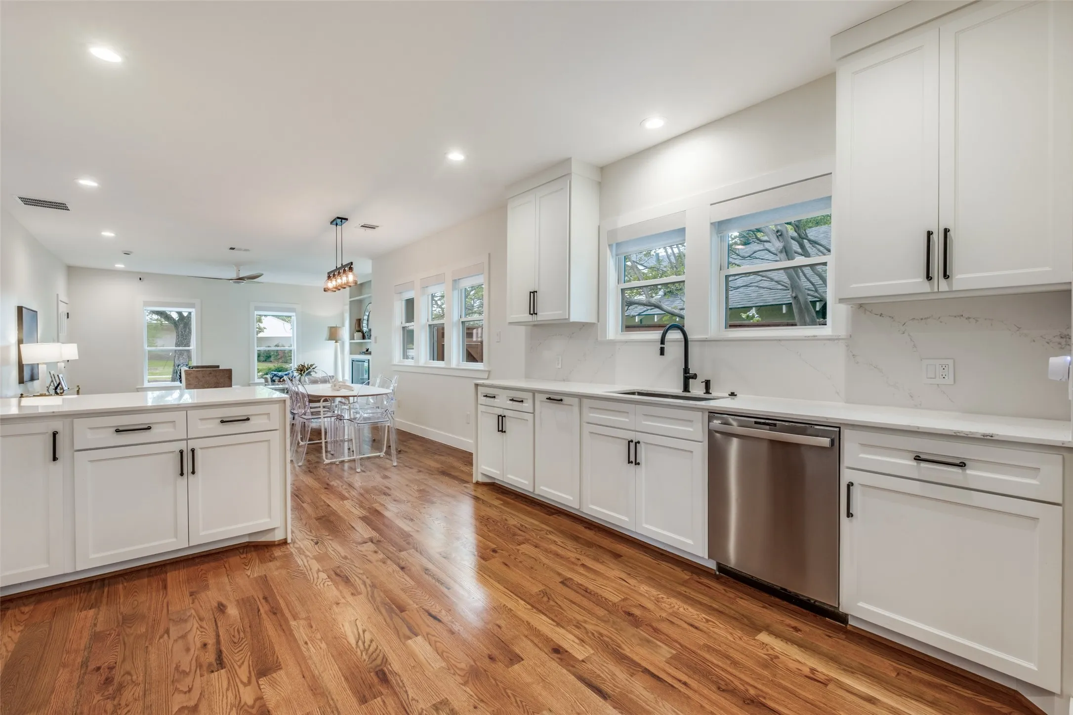 Single Family Residence For Sale in Dallas County , 734 N Montclair Avenue, Dallas, Texas 75208, 3 Bedroom, 3 Bathroom, 2 Garage spaces, 1,564 Sqft, built in 1922, Price $699,000, mls#21234026, Real Estate Agent in Dallas, Homes For Sale in Dallas county, Homes For Sale in Dallas, Realtor in Dallas Texas, Real Estate Brokerage Independent Realty Texas, Luminita Cordes Realtor