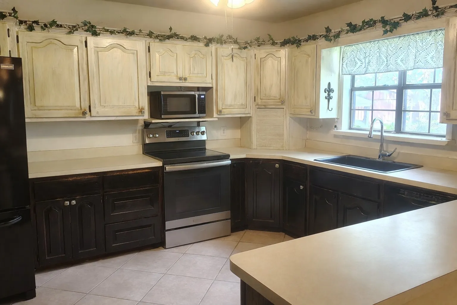 Single Family Residence For Sale in Grayson County , 608 N Lamar Street, Tioga, Texas 76271, 4 Bedroom, 4 Bathroom, Garage spaces, 2,590 Sqft, built in 1993, Preowned, mls#21231828, Real Estate Agent in Tioga, Homes For Sale in Grayson county, Homes For Sale in Tioga, Realtor in Tioga Texas, Real Estate Brokerage Independent Realty Texas, Luminita Cordes Realtor