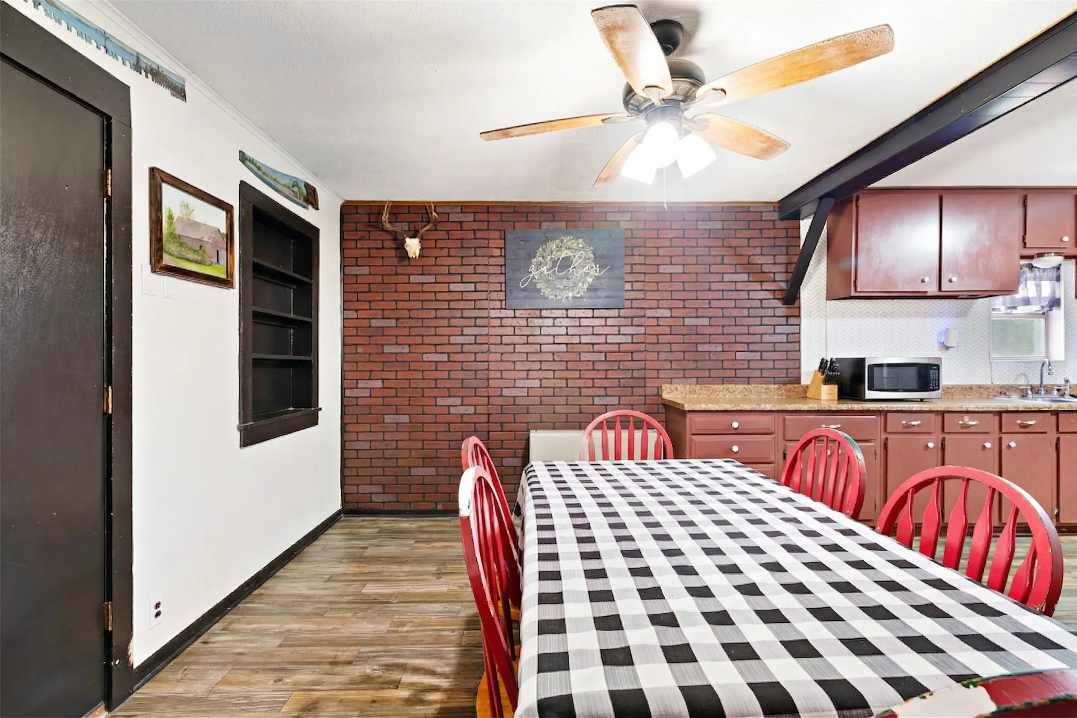Single Family Residence For Sale in Lamar County , 25099 Farm Road 137, Petty, Texas 75470, 3 Bedroom, 2 Bathroom, Garage spaces, 1,400 Sqft, built in 1900, Unknown, mls#21234044, Real Estate Agent in Petty, Homes For Sale in Lamar county, Homes For Sale in Petty, Realtor in Petty Texas, Real Estate Brokerage Independent Realty Texas, Luminita Cordes Realtor