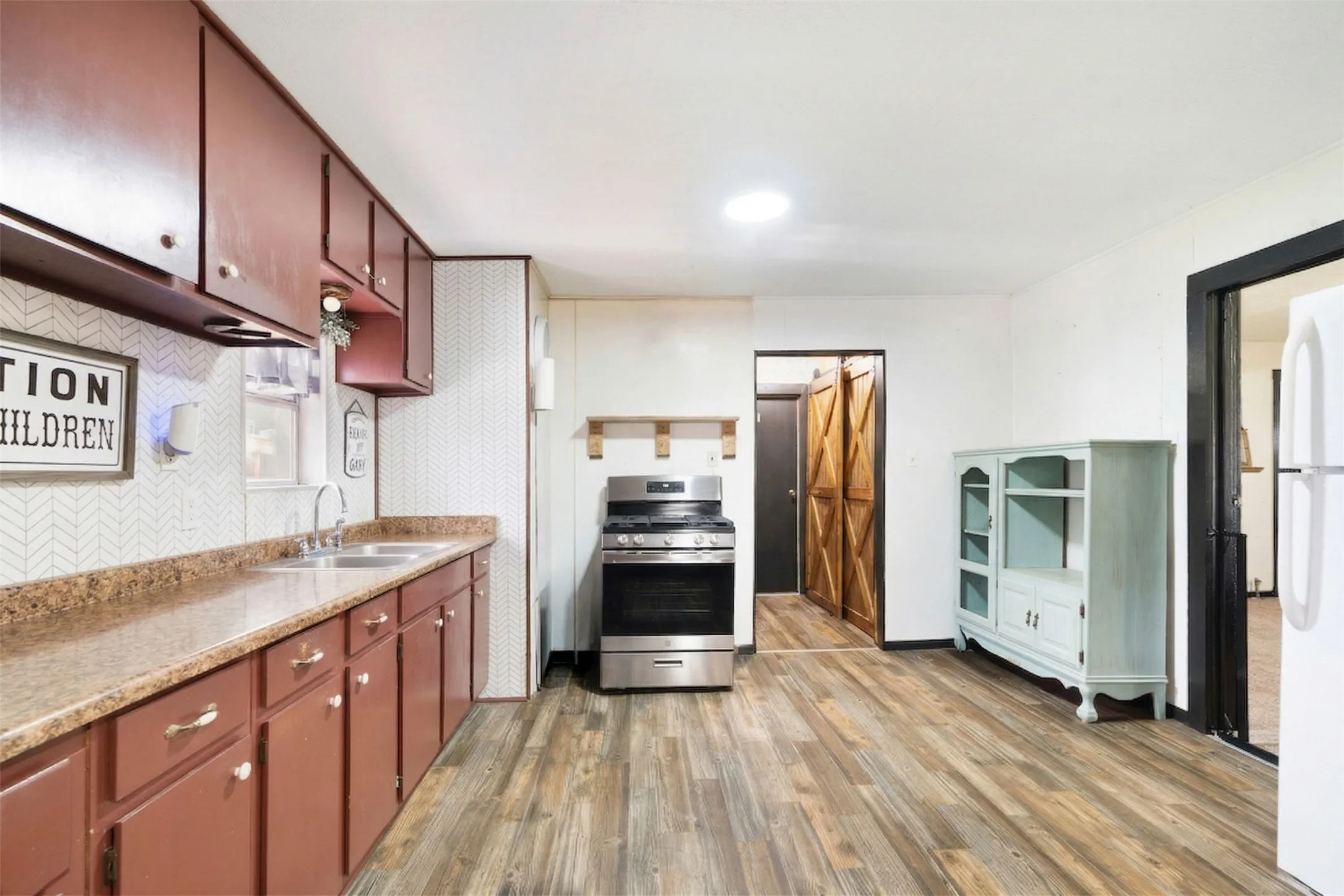 Single Family Residence For Sale in Lamar County , 25099 Farm Road 137, Petty, Texas 75470, 3 Bedroom, 2 Bathroom, Garage spaces, 1,400 Sqft, built in 1900, Unknown, mls#21234044, Real Estate Agent in Petty, Homes For Sale in Lamar county, Homes For Sale in Petty, Realtor in Petty Texas, Real Estate Brokerage Independent Realty Texas, Luminita Cordes Realtor