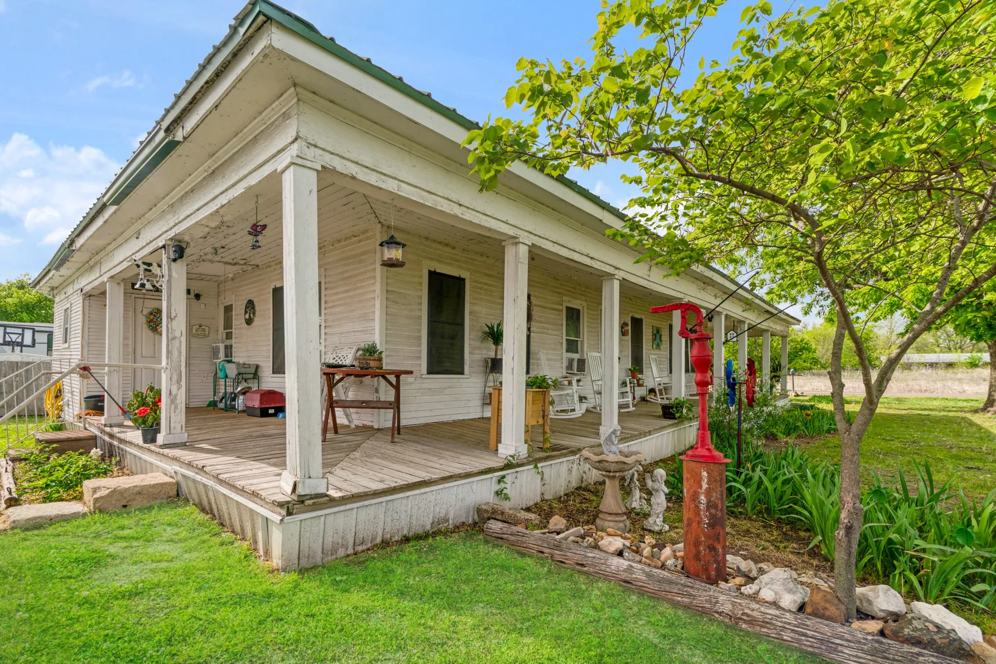 Single Family Residence For Sale in Lamar County , 25099 Farm Road 137, Petty, Texas 75470, 3 Bedroom, 2 Bathroom, Garage spaces, 1,400 Sqft, built in 1900, Unknown, mls#21234044, Real Estate Agent in Petty, Homes For Sale in Lamar county, Homes For Sale in Petty, Realtor in Petty Texas, Real Estate Brokerage Independent Realty Texas, Luminita Cordes Realtor