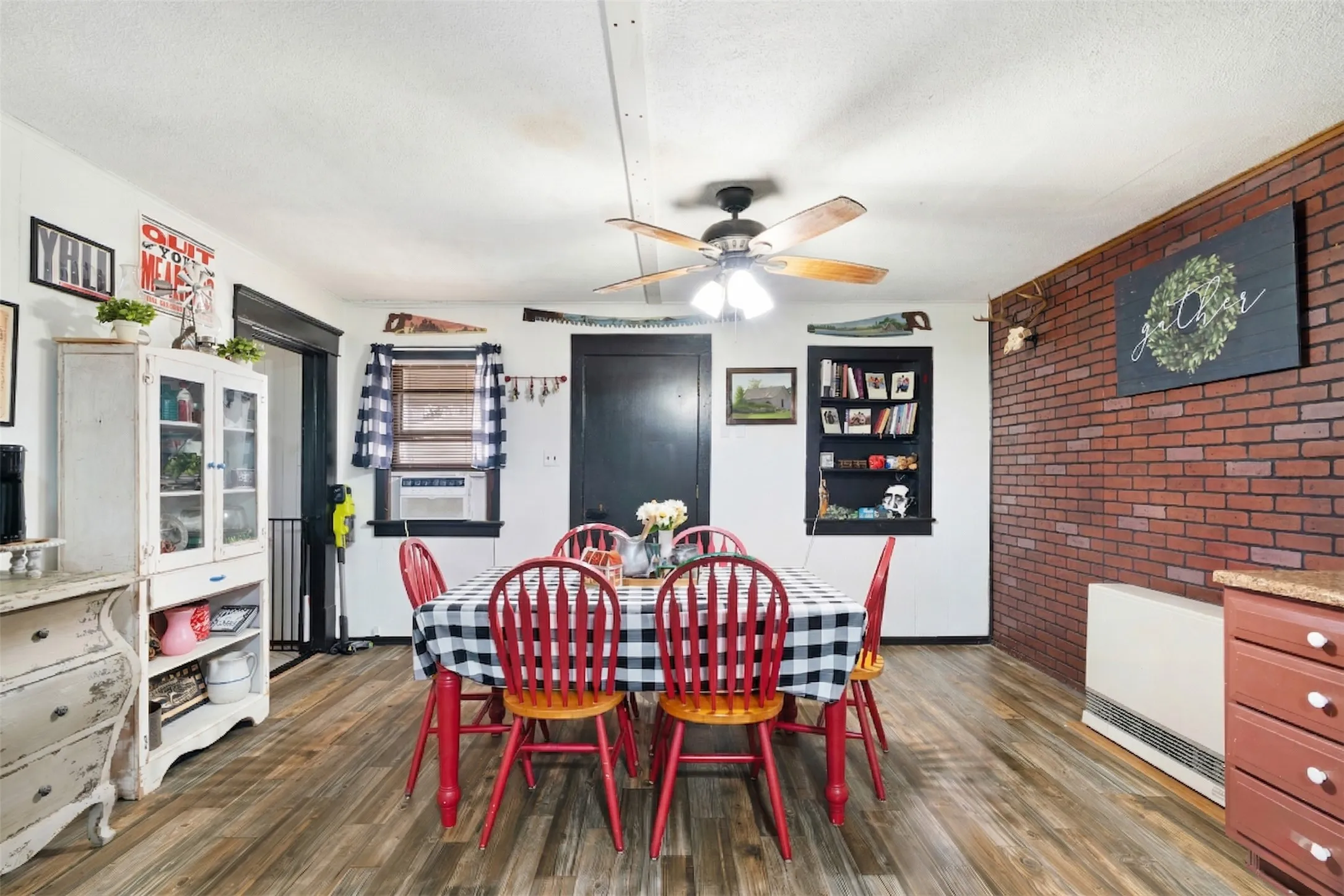 Single Family Residence For Sale in Lamar County , 25099 Farm Road 137, Petty, Texas 75470, 3 Bedroom, 2 Bathroom, Garage spaces, 1,400 Sqft, built in 1900, Unknown, mls#21234044, Real Estate Agent in Petty, Homes For Sale in Lamar county, Homes For Sale in Petty, Realtor in Petty Texas, Real Estate Brokerage Independent Realty Texas, Luminita Cordes Realtor
