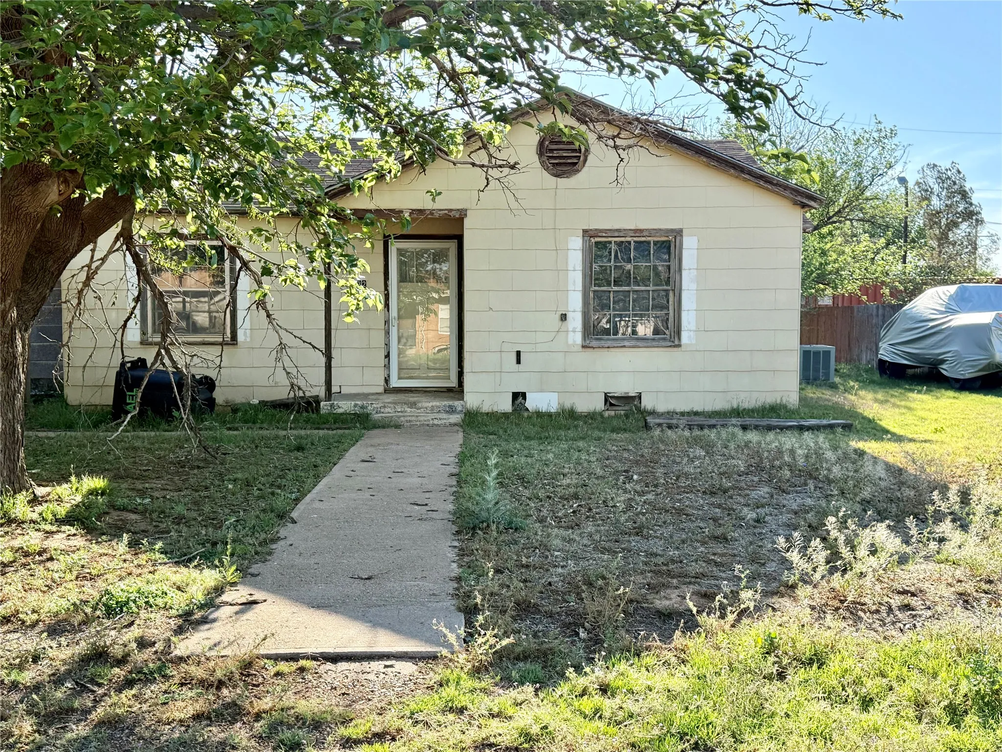 Single Family Residence For Sale in Stonewall County , 1325 Marr Street, Aspermont, Texas 79502, 2 Bedrooms, 1 Bathroom, Garage spaces, 1,540 Sqft, built in 1950, Price $120,000, mls#21234086, Real Estate Agent in Aspermont, Homes For Sale in Stonewall county, Homes For Sale in Aspermont, Realtor in Aspermont Texas, Real Estate Brokerage Independent Realty Texas, Luminita Cordes Realtor