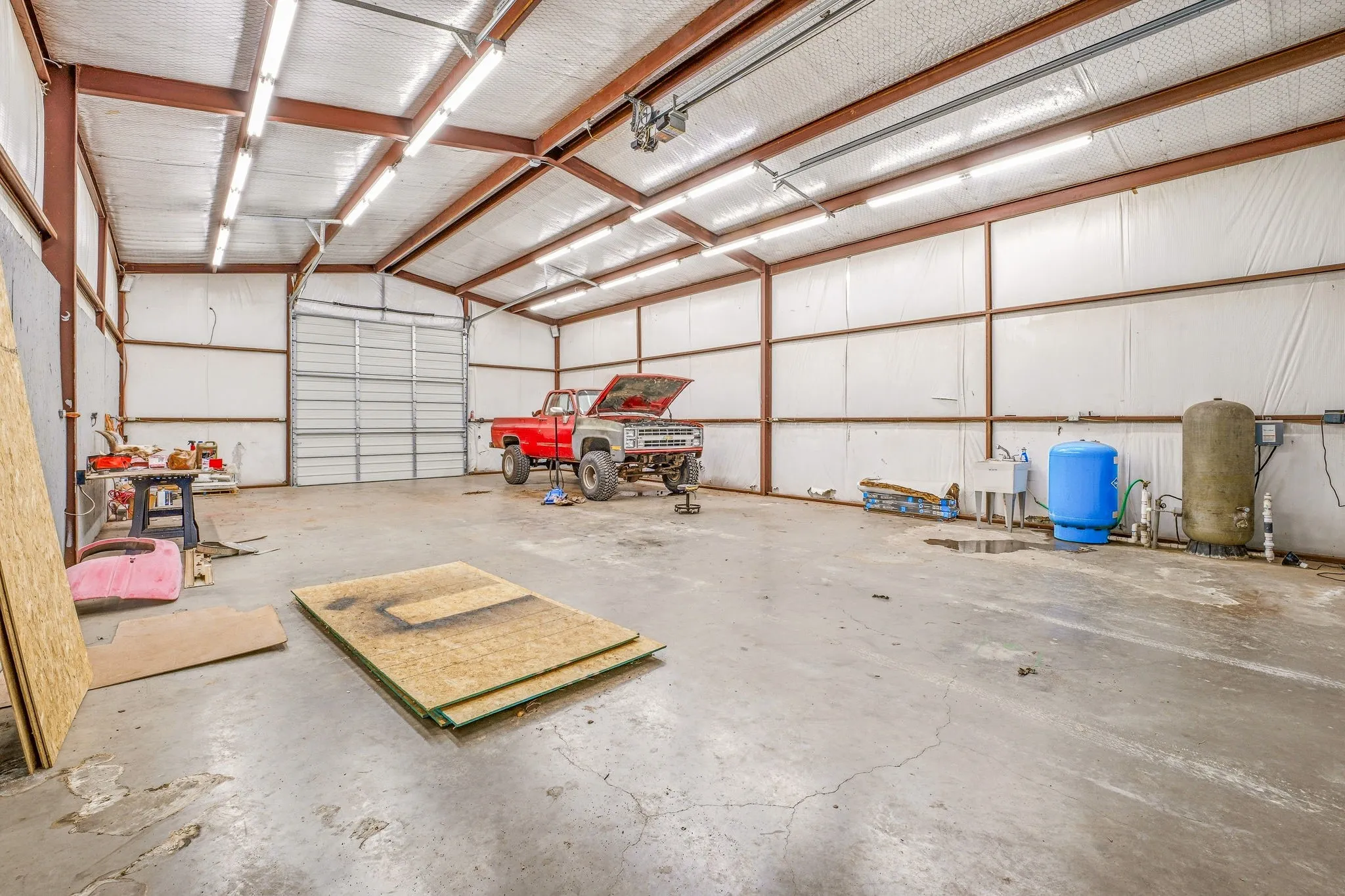 Single Family Residence For Sale in Hood County , 2450 Wood Road, Tolar, Texas 76476, 5 Bedroom, 3 Bathroom, 2 Garage spaces, 3,544 Sqft, built in 2005, Preowned, Price $1,420,000, mls#21233892, Real Estate Agent in Tolar, Homes For Sale in Hood county, Homes For Sale in Tolar, Realtor in Tolar Texas, Real Estate Brokerage Independent Realty Texas, Luminita Cordes Realtor
