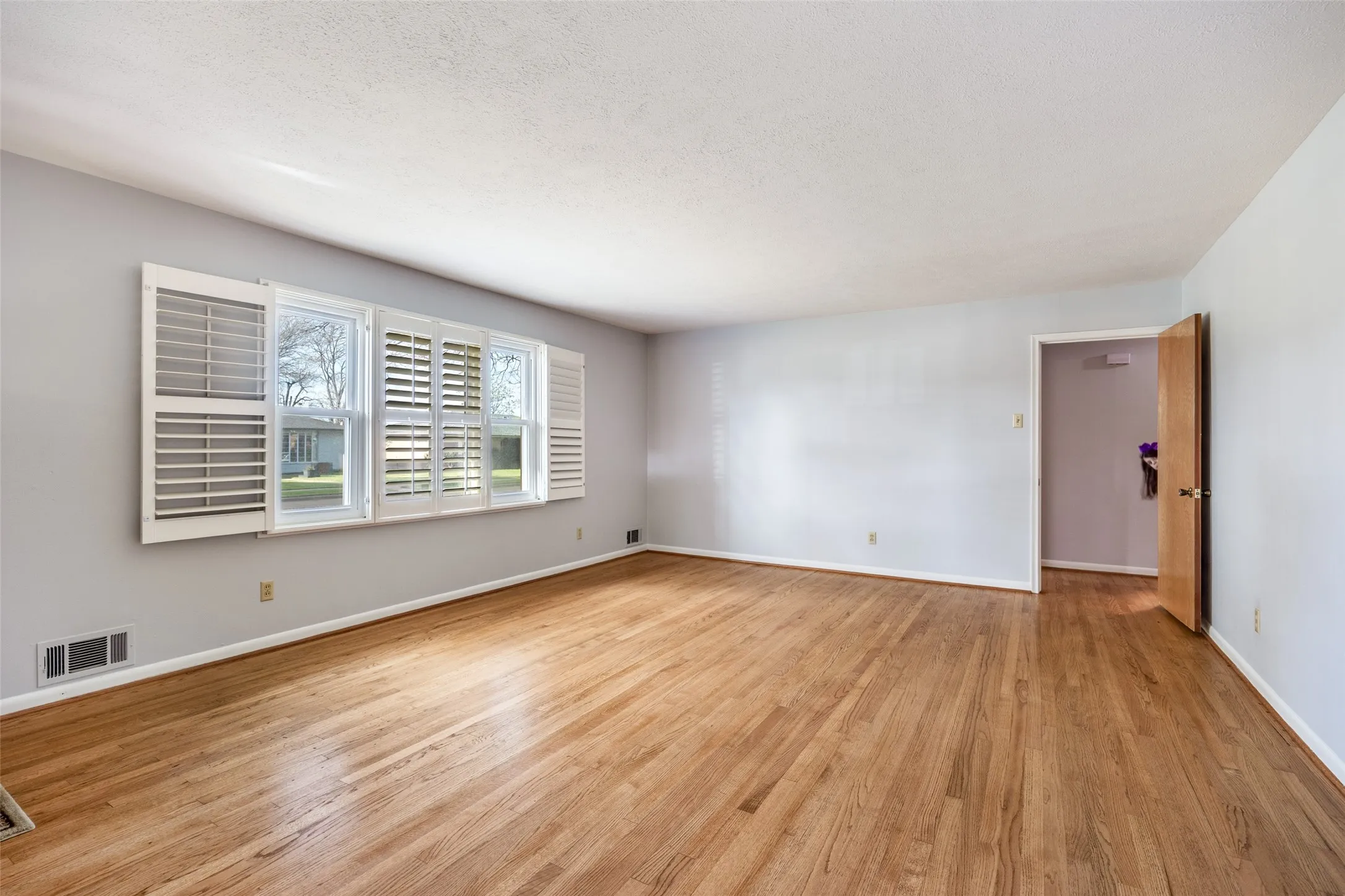 Single Family Residence For Sale in Dallas County , 3019 Sharpview Lane, Dallas, Texas 75228, 2 Bedroom, 1 Bathroom, 2 Garage spaces, 1,757 Sqft, built in 1963, Preowned, mls#21234137, Real Estate Agent in Dallas, Homes For Sale in Dallas county, Homes For Sale in Dallas, Realtor in Dallas Texas, Real Estate Brokerage Independent Realty Texas, Luminita Cordes Realtor