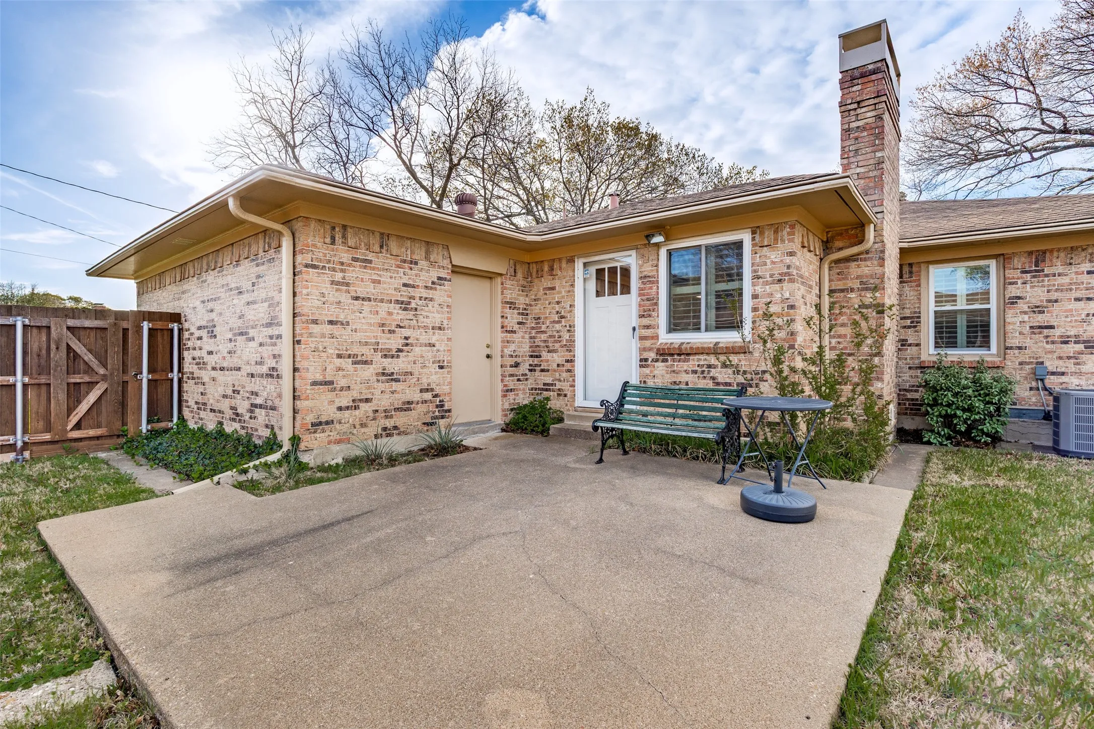Single Family Residence For Sale in Dallas County , 3019 Sharpview Lane, Dallas, Texas 75228, 2 Bedroom, 1 Bathroom, 2 Garage spaces, 1,757 Sqft, built in 1963, Preowned, mls#21234137, Real Estate Agent in Dallas, Homes For Sale in Dallas county, Homes For Sale in Dallas, Realtor in Dallas Texas, Real Estate Brokerage Independent Realty Texas, Luminita Cordes Realtor