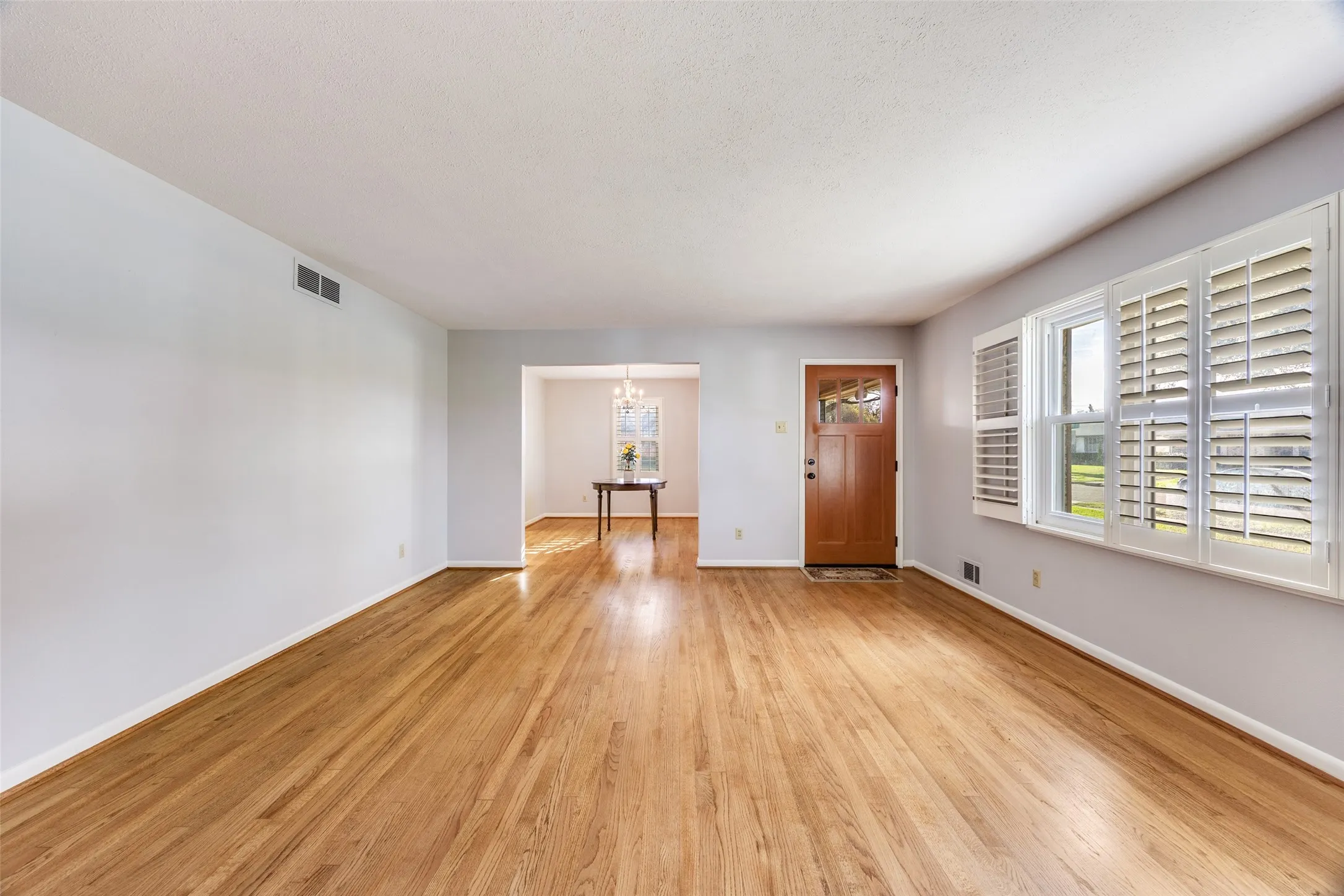Single Family Residence For Sale in Dallas County , 3019 Sharpview Lane, Dallas, Texas 75228, 2 Bedroom, 1 Bathroom, 2 Garage spaces, 1,757 Sqft, built in 1963, Preowned, mls#21234137, Real Estate Agent in Dallas, Homes For Sale in Dallas county, Homes For Sale in Dallas, Realtor in Dallas Texas, Real Estate Brokerage Independent Realty Texas, Luminita Cordes Realtor