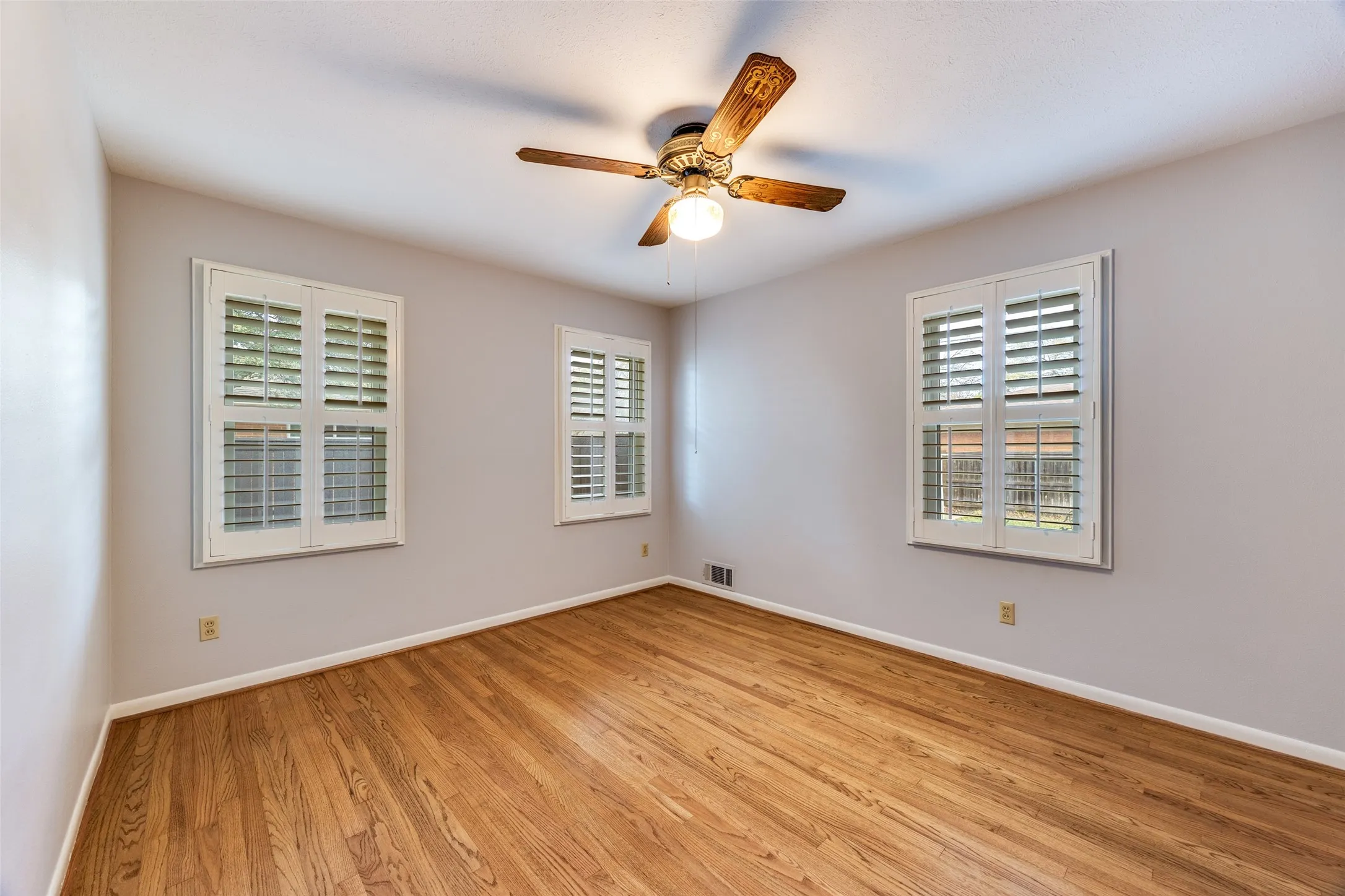 Single Family Residence For Sale in Dallas County , 3019 Sharpview Lane, Dallas, Texas 75228, 2 Bedroom, 1 Bathroom, 2 Garage spaces, 1,757 Sqft, built in 1963, Preowned, mls#21234137, Real Estate Agent in Dallas, Homes For Sale in Dallas county, Homes For Sale in Dallas, Realtor in Dallas Texas, Real Estate Brokerage Independent Realty Texas, Luminita Cordes Realtor