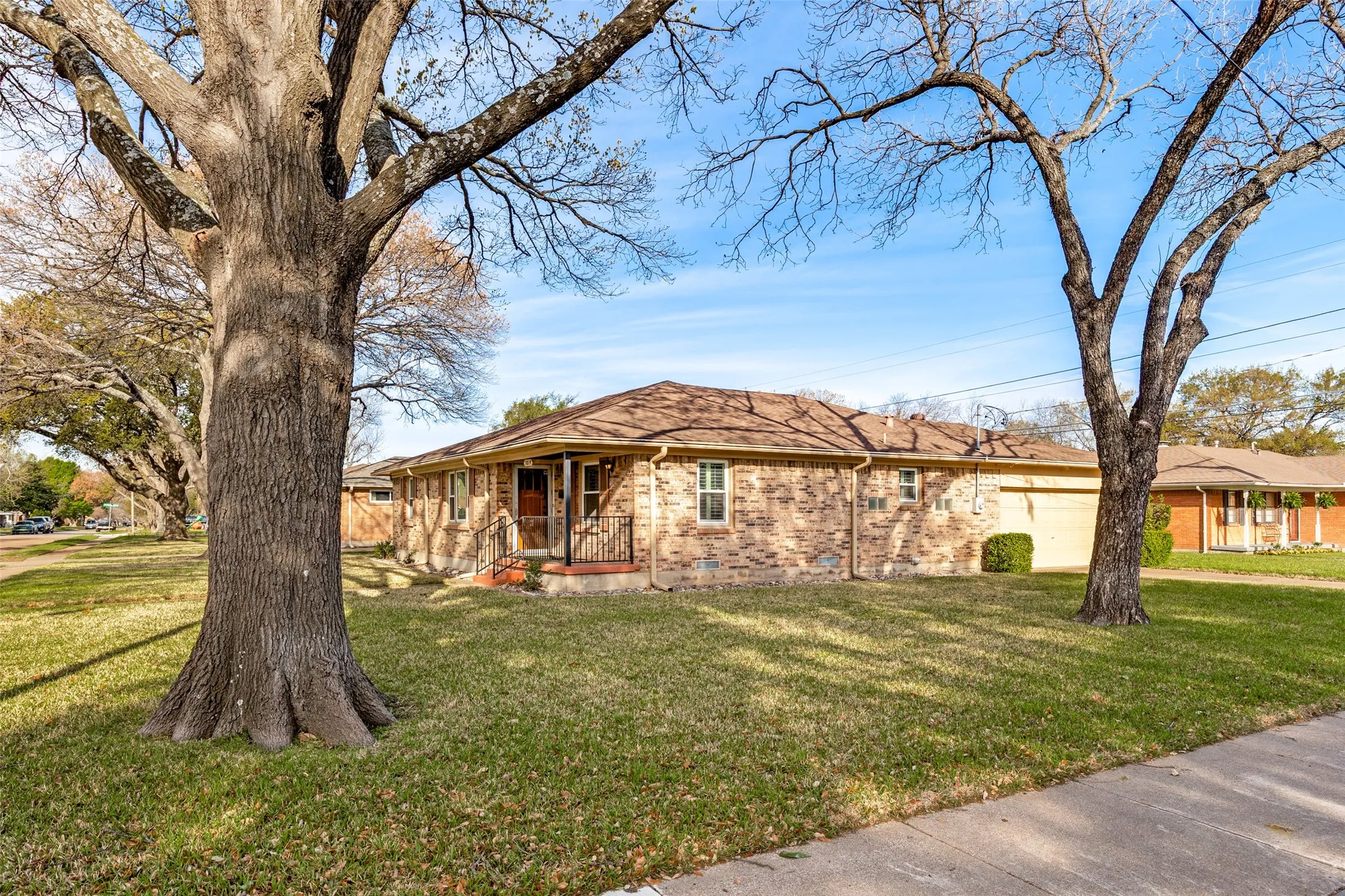 Single Family Residence For Sale in Dallas County , 3019 Sharpview Lane, Dallas, Texas 75228, 2 Bedroom, 1 Bathroom, 2 Garage spaces, 1,757 Sqft, built in 1963, Preowned, mls#21234137, Real Estate Agent in Dallas, Homes For Sale in Dallas county, Homes For Sale in Dallas, Realtor in Dallas Texas, Real Estate Brokerage Independent Realty Texas, Luminita Cordes Realtor