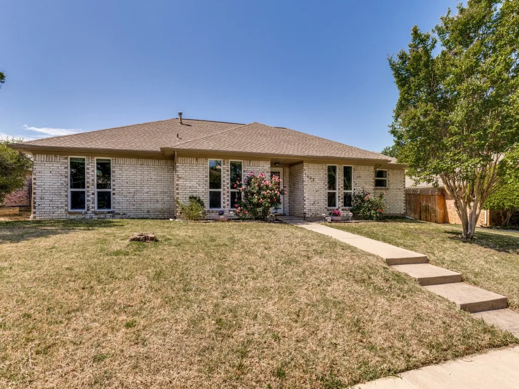 Don't miss this super cute home!