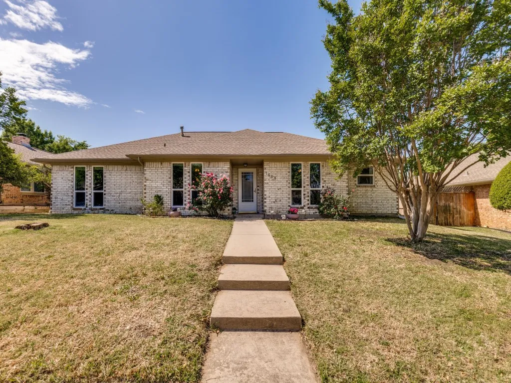 Charming 3 bedroom, 2 bath home in a perfect Carrollton location. Easy access to local amenities and the DFW metroplex!