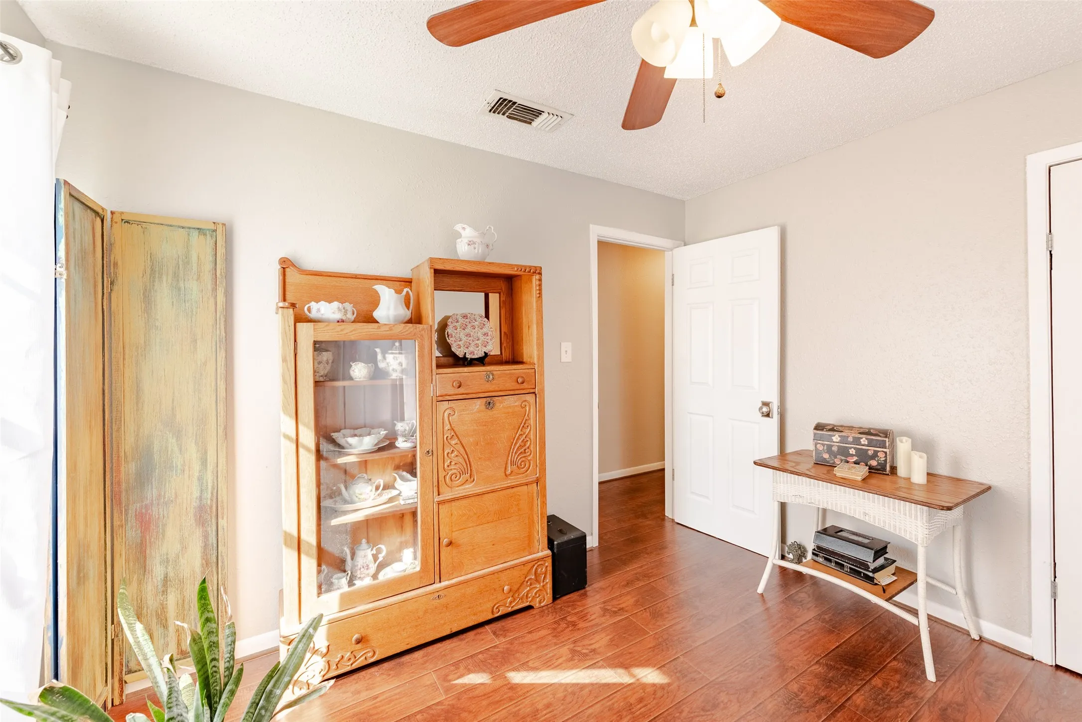 Single Family Residence For Sale in Hamilton County , 403 Sherry Lee Lane, Hamilton, Texas 76531, 3 Bedroom, 2 Bathroom, Garage spaces, 1,682 Sqft, built in 1978, Preowned, Price $229,000, mls#21233852, Real Estate Agent in Hamilton, Homes For Sale in Hamilton county, Homes For Sale in Hamilton, Realtor in Hamilton Texas, Real Estate Brokerage Independent Realty Texas, Luminita Cordes Realtor