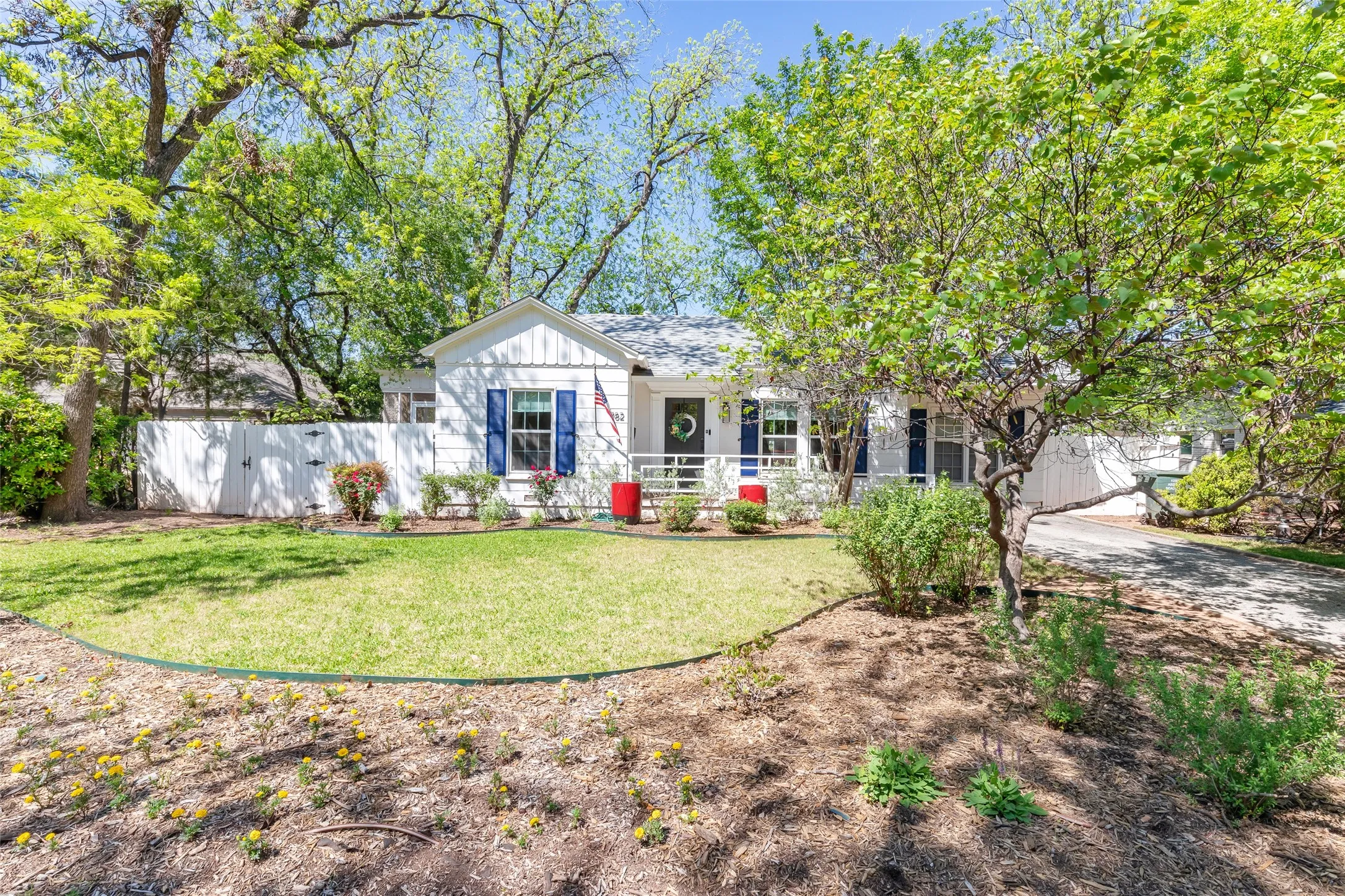 Single Family Residence For Sale in Taylor County , 1182 Glenwood Drive, Abilene, Texas 79605, 3 Bedroom, 2 Bathroom, Garage spaces, 2,092 Sqft, built in 1941, Preowned, mls#21233847, Real Estate Agent in Abilene, Homes For Sale in Taylor county, Homes For Sale in Abilene, Realtor in Abilene Texas, Real Estate Brokerage Independent Realty Texas, Luminita Cordes Realtor