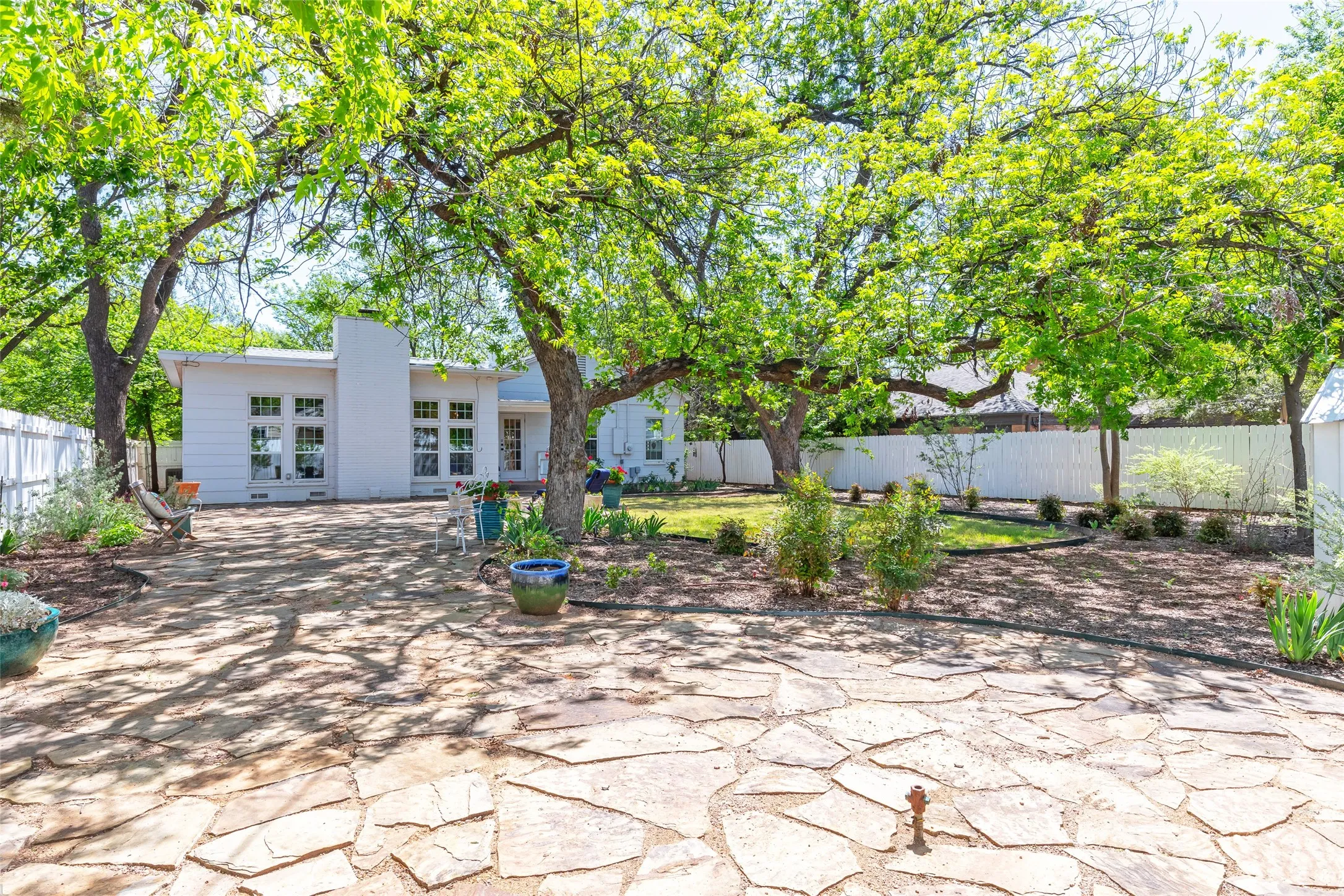 Single Family Residence For Sale in Taylor County , 1182 Glenwood Drive, Abilene, Texas 79605, 3 Bedroom, 2 Bathroom, Garage spaces, 2,092 Sqft, built in 1941, Preowned, mls#21233847, Real Estate Agent in Abilene, Homes For Sale in Taylor county, Homes For Sale in Abilene, Realtor in Abilene Texas, Real Estate Brokerage Independent Realty Texas, Luminita Cordes Realtor