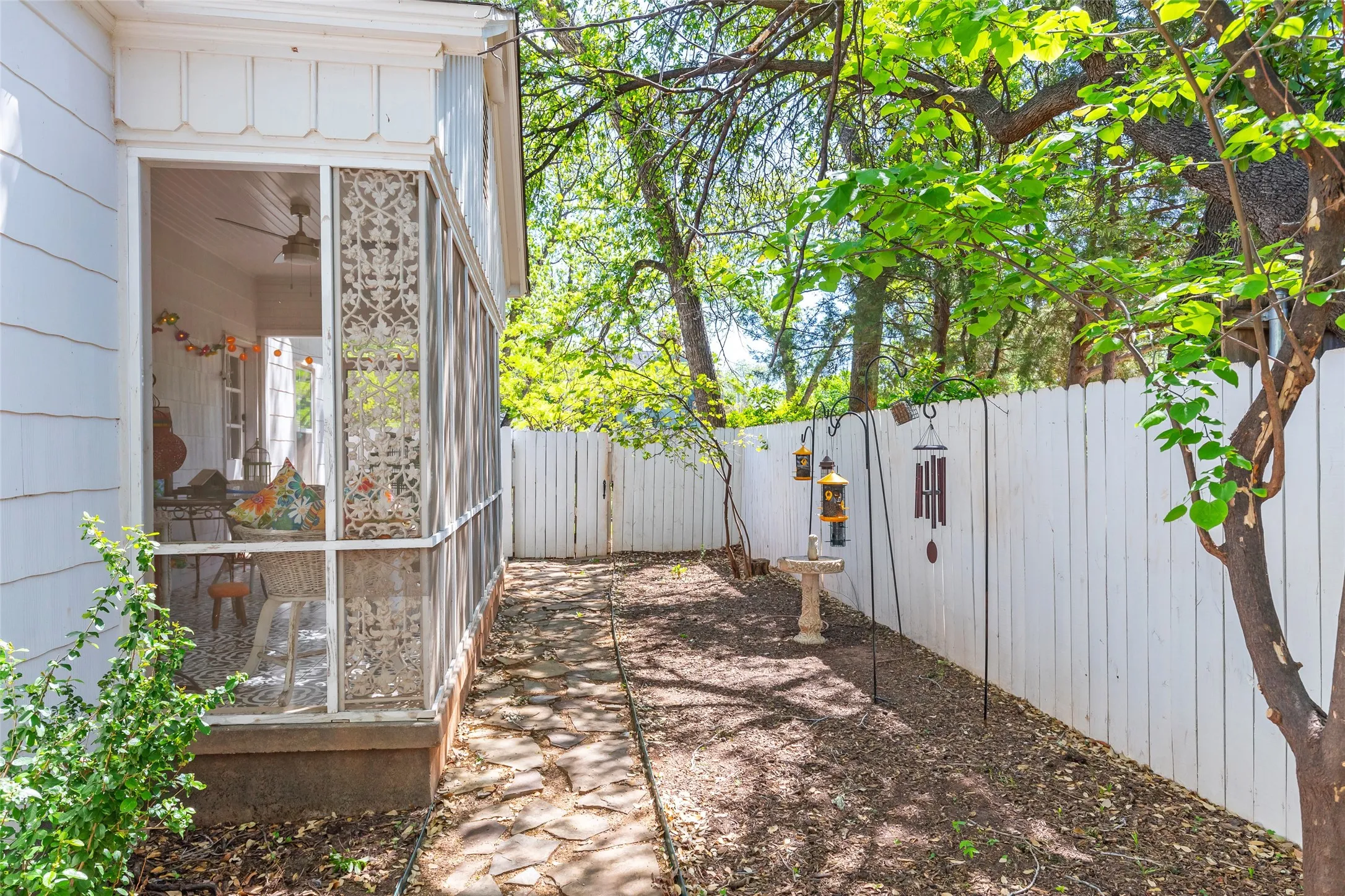 Single Family Residence For Sale in Taylor County , 1182 Glenwood Drive, Abilene, Texas 79605, 3 Bedroom, 2 Bathroom, Garage spaces, 2,092 Sqft, built in 1941, Preowned, mls#21233847, Real Estate Agent in Abilene, Homes For Sale in Taylor county, Homes For Sale in Abilene, Realtor in Abilene Texas, Real Estate Brokerage Independent Realty Texas, Luminita Cordes Realtor