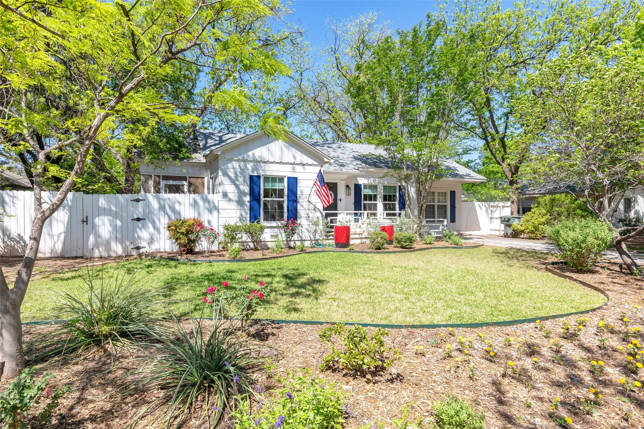 Single Family Residence For Sale in Taylor County , 1182 Glenwood Drive, Abilene, Texas 79605, 3 Bedroom, 2 Bathroom, Garage spaces, 2,092 Sqft, built in 1941, Preowned, mls#21233847, Real Estate Agent in Abilene, Homes For Sale in Taylor county, Homes For Sale in Abilene, Realtor in Abilene Texas, Real Estate Brokerage Independent Realty Texas, Luminita Cordes Realtor