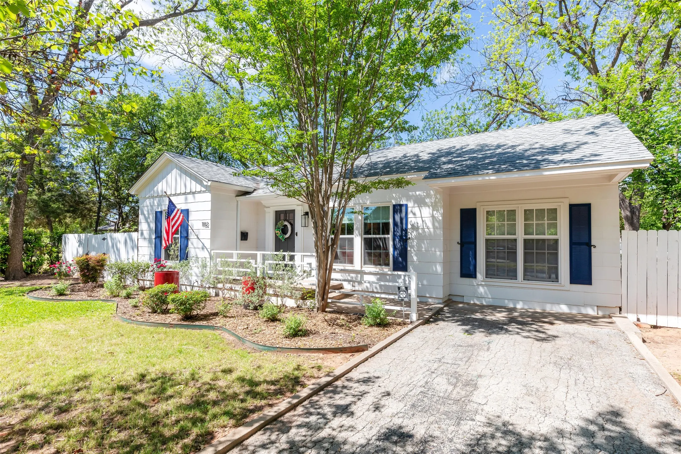 Single Family Residence For Sale in Taylor County , 1182 Glenwood Drive, Abilene, Texas 79605, 3 Bedroom, 2 Bathroom, Garage spaces, 2,092 Sqft, built in 1941, Preowned, mls#21233847, Real Estate Agent in Abilene, Homes For Sale in Taylor county, Homes For Sale in Abilene, Realtor in Abilene Texas, Real Estate Brokerage Independent Realty Texas, Luminita Cordes Realtor
