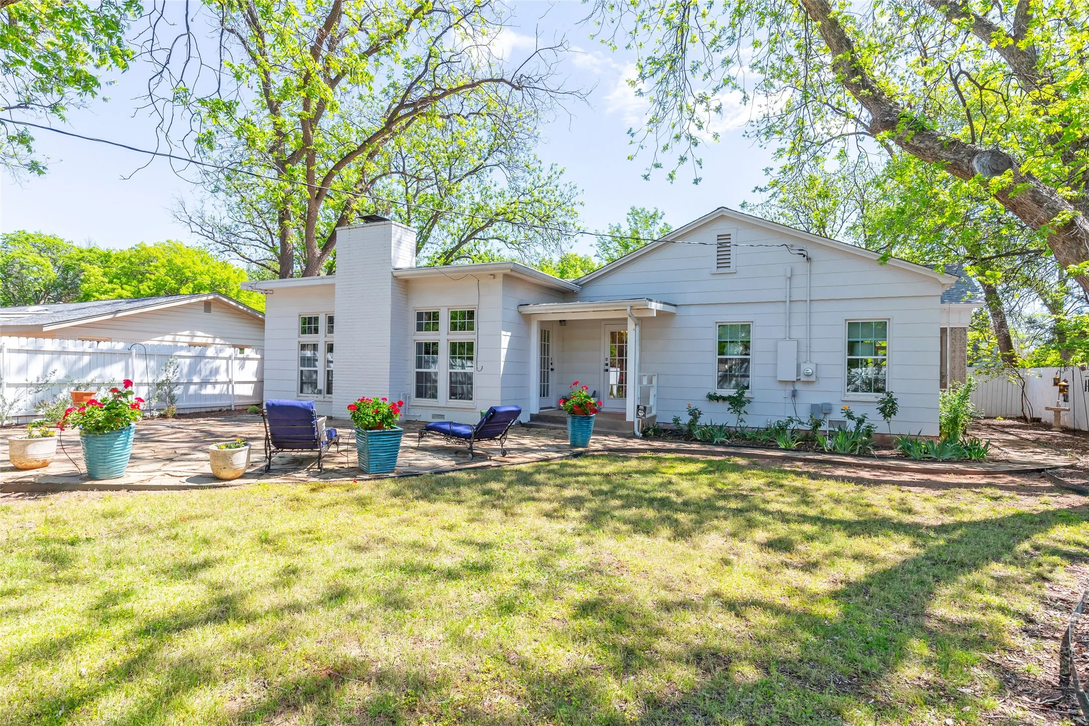 Single Family Residence For Sale in Taylor County , 1182 Glenwood Drive, Abilene, Texas 79605, 3 Bedroom, 2 Bathroom, Garage spaces, 2,092 Sqft, built in 1941, Preowned, mls#21233847, Real Estate Agent in Abilene, Homes For Sale in Taylor county, Homes For Sale in Abilene, Realtor in Abilene Texas, Real Estate Brokerage Independent Realty Texas, Luminita Cordes Realtor
