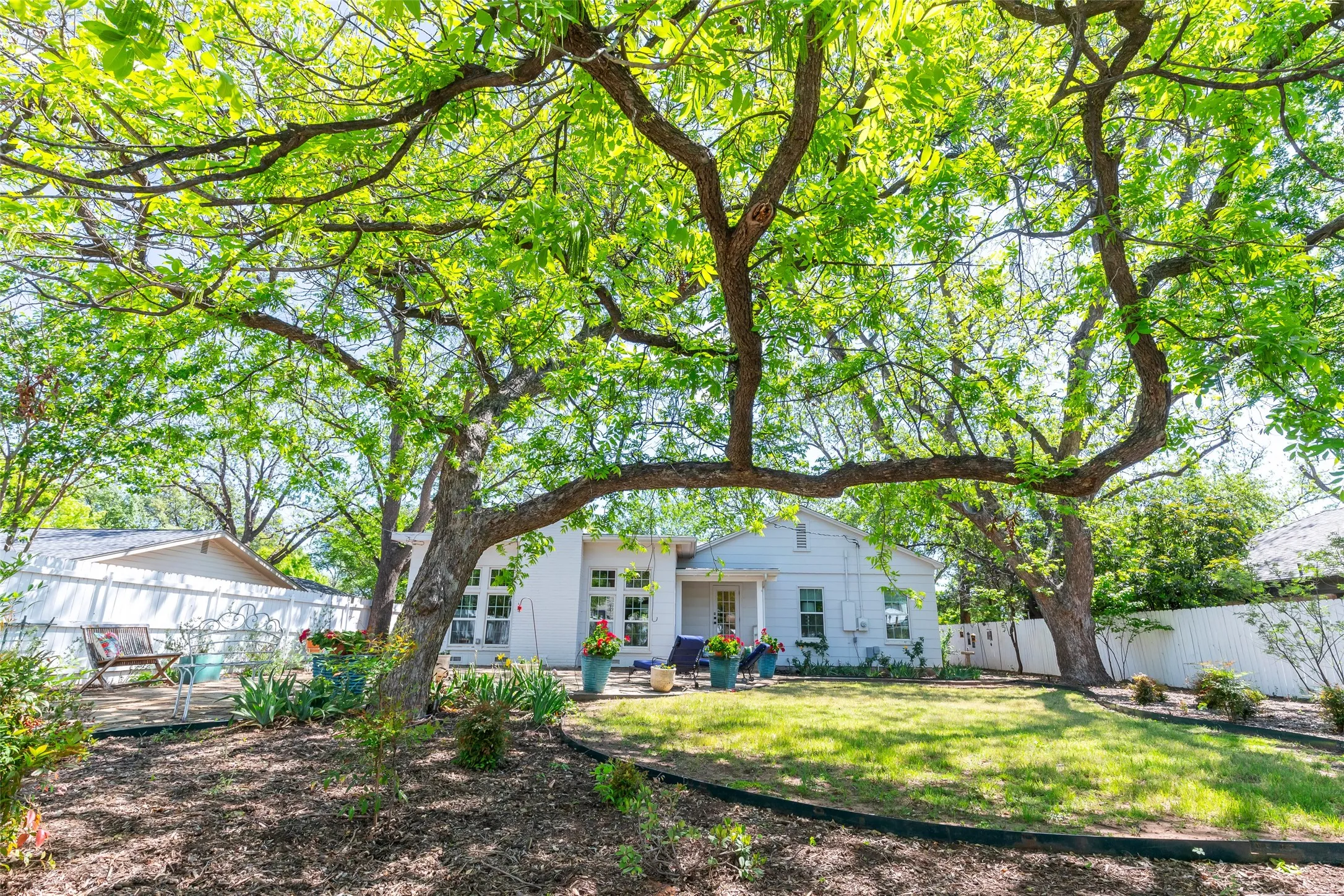 Single Family Residence For Sale in Taylor County , 1182 Glenwood Drive, Abilene, Texas 79605, 3 Bedroom, 2 Bathroom, Garage spaces, 2,092 Sqft, built in 1941, Preowned, mls#21233847, Real Estate Agent in Abilene, Homes For Sale in Taylor county, Homes For Sale in Abilene, Realtor in Abilene Texas, Real Estate Brokerage Independent Realty Texas, Luminita Cordes Realtor