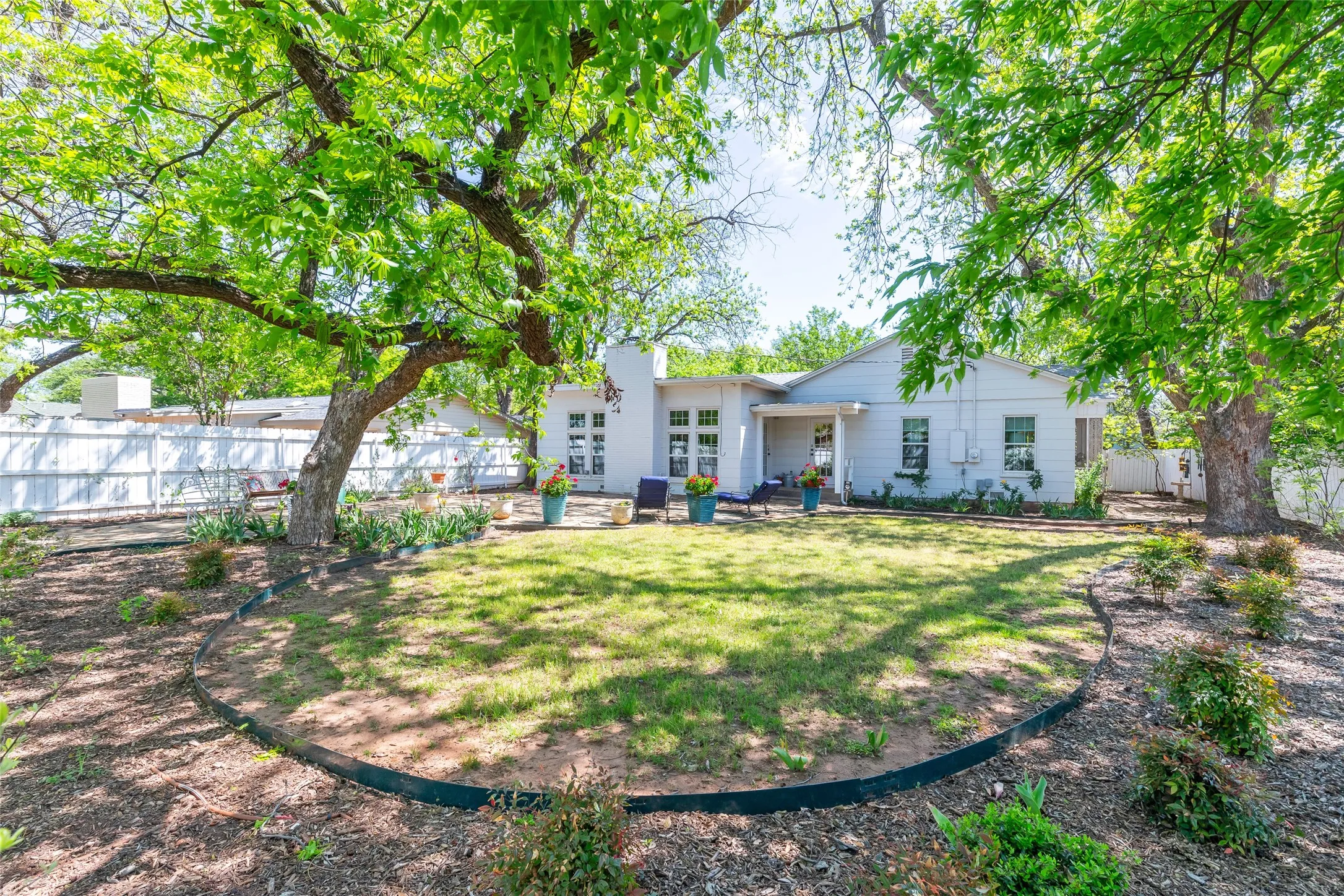 Single Family Residence For Sale in Taylor County , 1182 Glenwood Drive, Abilene, Texas 79605, 3 Bedroom, 2 Bathroom, Garage spaces, 2,092 Sqft, built in 1941, Preowned, mls#21233847, Real Estate Agent in Abilene, Homes For Sale in Taylor county, Homes For Sale in Abilene, Realtor in Abilene Texas, Real Estate Brokerage Independent Realty Texas, Luminita Cordes Realtor