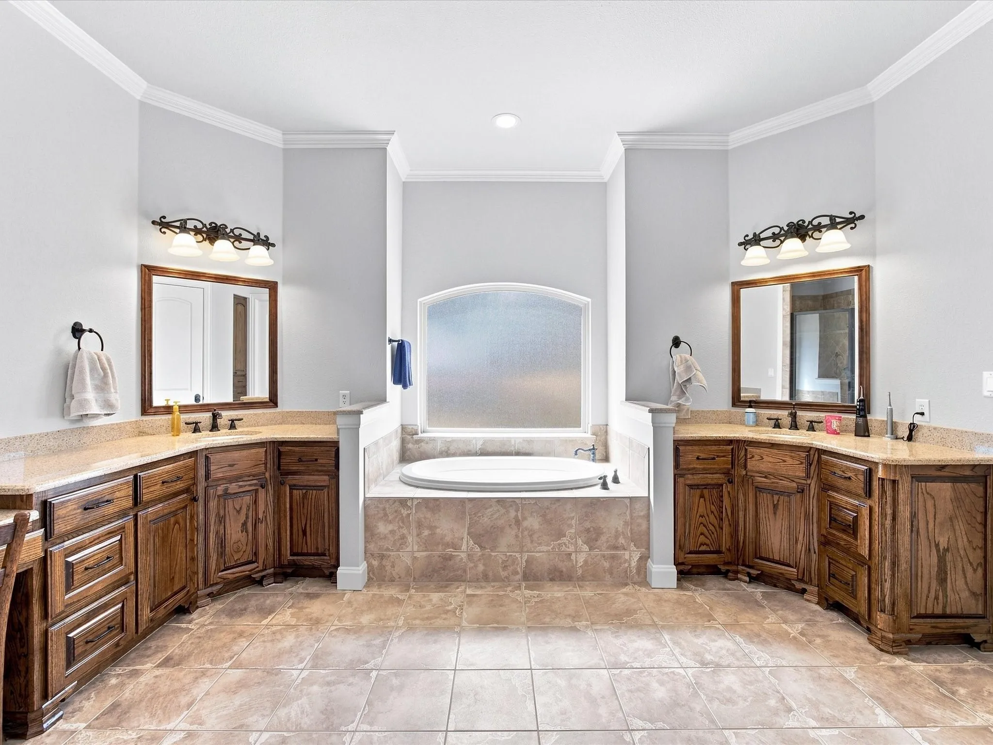 Single Family Residence For Sale in Parker County , 104 Lariat Court, Azle, Texas 76020, 4 Bedroom, 3 Bathroom, 3 Garage spaces, 3,469 Sqft, built in 2007, Preowned, mls#21232281, Real Estate Agent in Azle, Homes For Sale in Parker county, Homes For Sale in Azle, Realtor in Azle Texas, Real Estate Brokerage Independent Realty Texas, Luminita Cordes Realtor