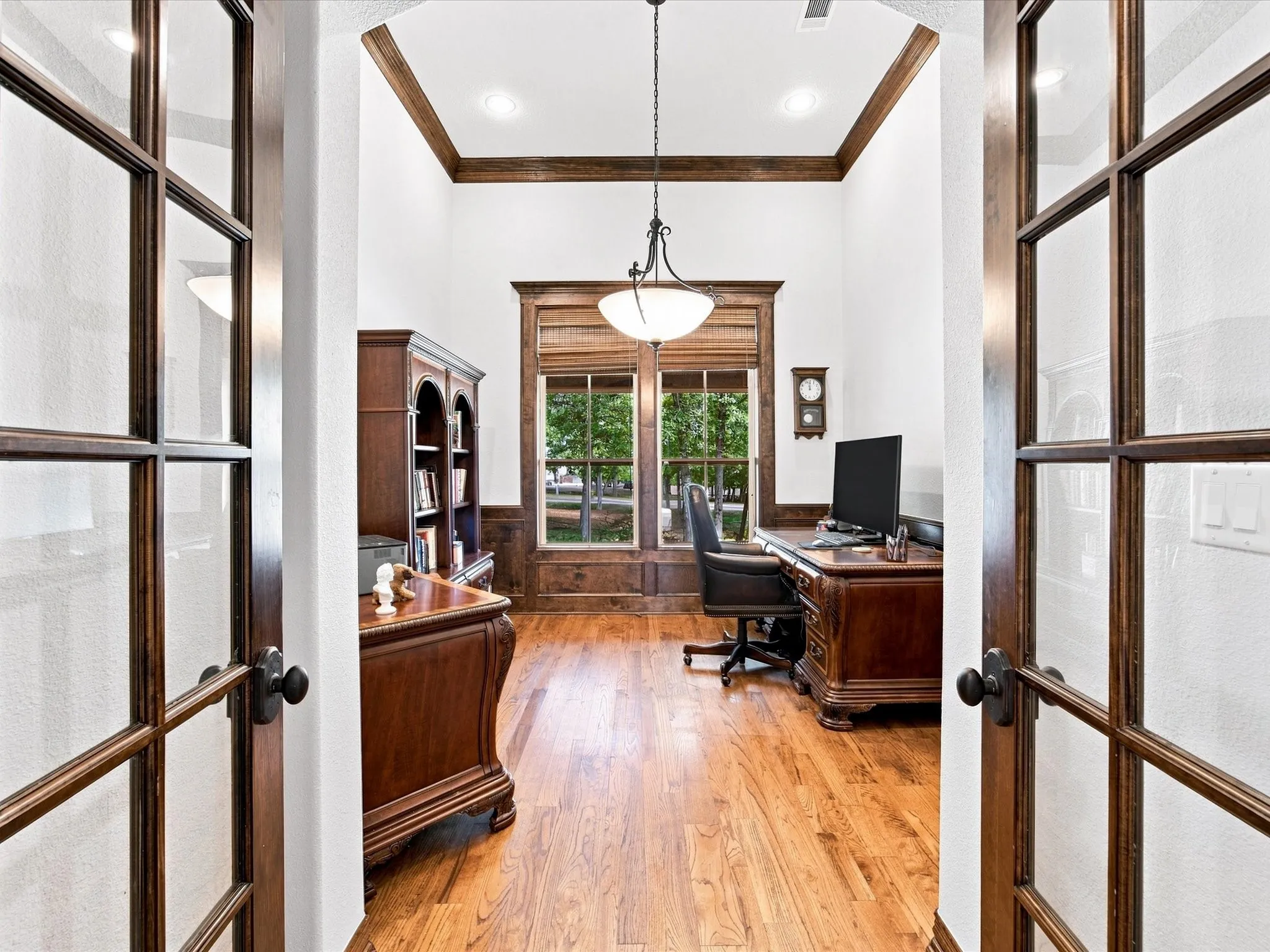Single Family Residence For Sale in Parker County , 104 Lariat Court, Azle, Texas 76020, 4 Bedroom, 3 Bathroom, 3 Garage spaces, 3,469 Sqft, built in 2007, Preowned, mls#21232281, Real Estate Agent in Azle, Homes For Sale in Parker county, Homes For Sale in Azle, Realtor in Azle Texas, Real Estate Brokerage Independent Realty Texas, Luminita Cordes Realtor