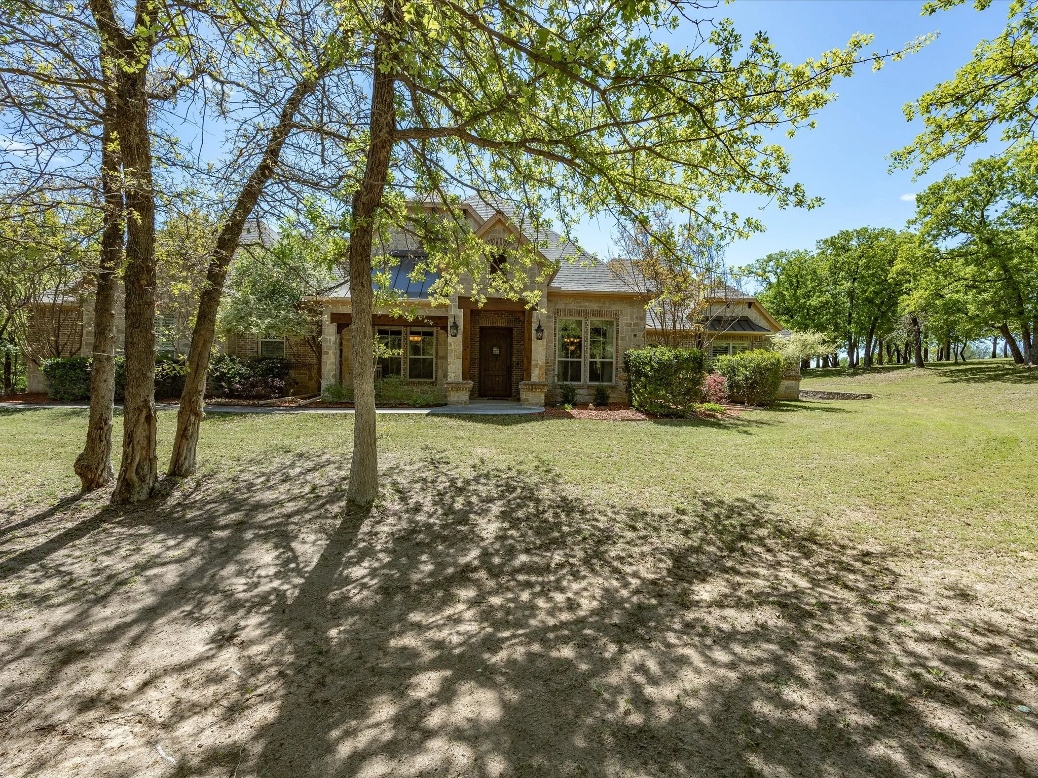 Single Family Residence For Sale in Parker County , 104 Lariat Court, Azle, Texas 76020, 4 Bedroom, 3 Bathroom, 3 Garage spaces, 3,469 Sqft, built in 2007, Preowned, mls#21232281, Real Estate Agent in Azle, Homes For Sale in Parker county, Homes For Sale in Azle, Realtor in Azle Texas, Real Estate Brokerage Independent Realty Texas, Luminita Cordes Realtor