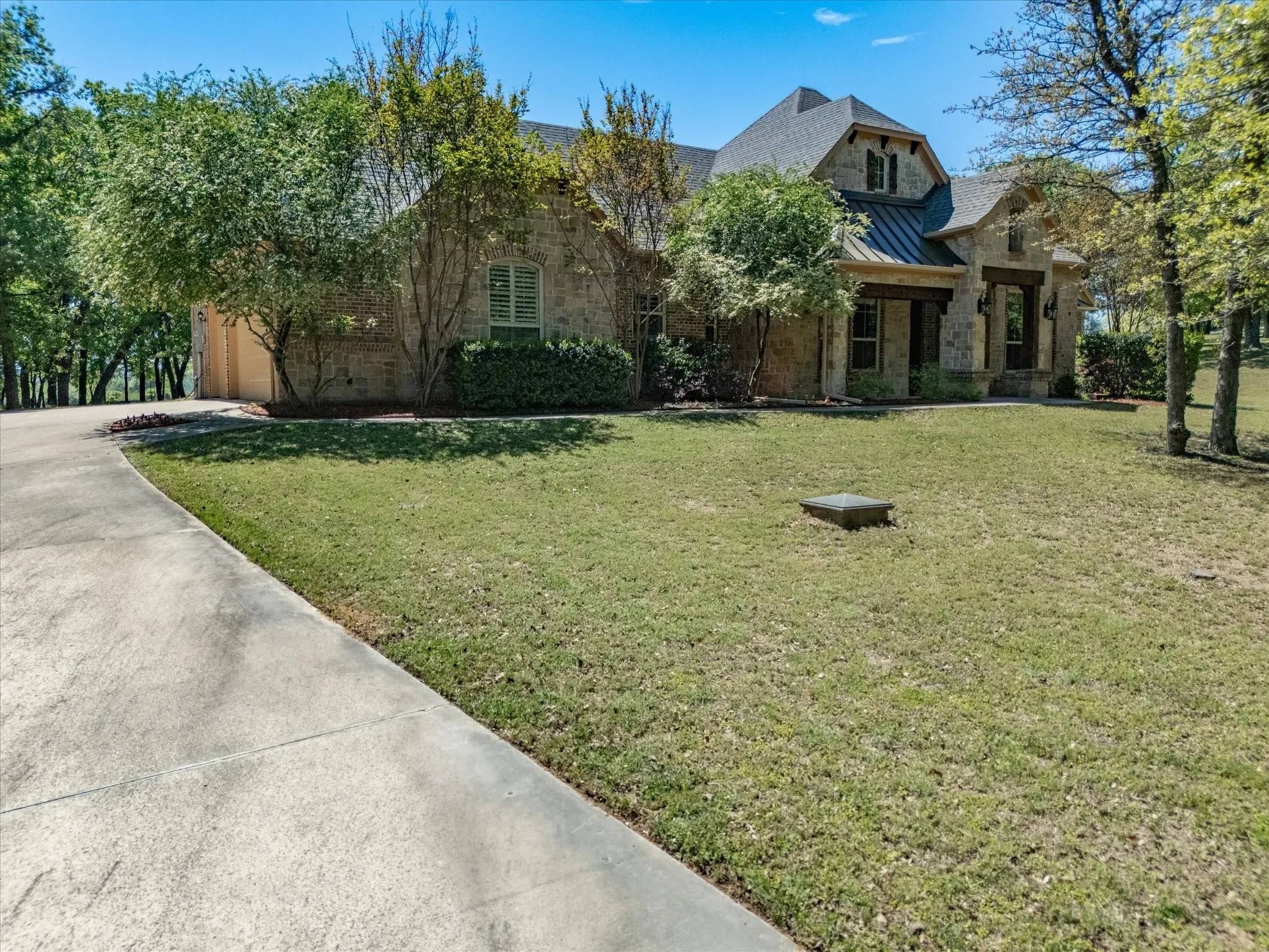 Single Family Residence For Sale in Parker County , 104 Lariat Court, Azle, Texas 76020, 4 Bedroom, 3 Bathroom, 3 Garage spaces, 3,469 Sqft, built in 2007, Preowned, mls#21232281, Real Estate Agent in Azle, Homes For Sale in Parker county, Homes For Sale in Azle, Realtor in Azle Texas, Real Estate Brokerage Independent Realty Texas, Luminita Cordes Realtor