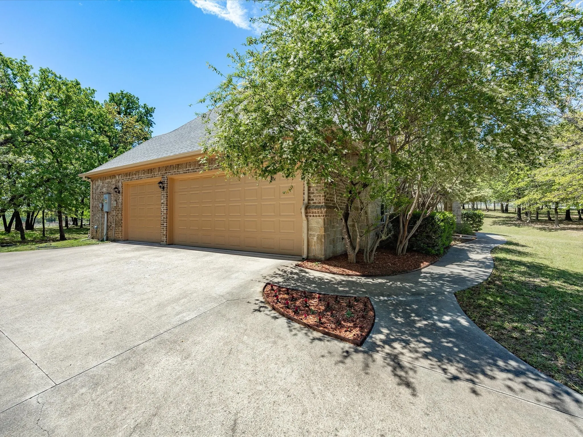 Single Family Residence For Sale in Parker County , 104 Lariat Court, Azle, Texas 76020, 4 Bedroom, 3 Bathroom, 3 Garage spaces, 3,469 Sqft, built in 2007, Preowned, mls#21232281, Real Estate Agent in Azle, Homes For Sale in Parker county, Homes For Sale in Azle, Realtor in Azle Texas, Real Estate Brokerage Independent Realty Texas, Luminita Cordes Realtor