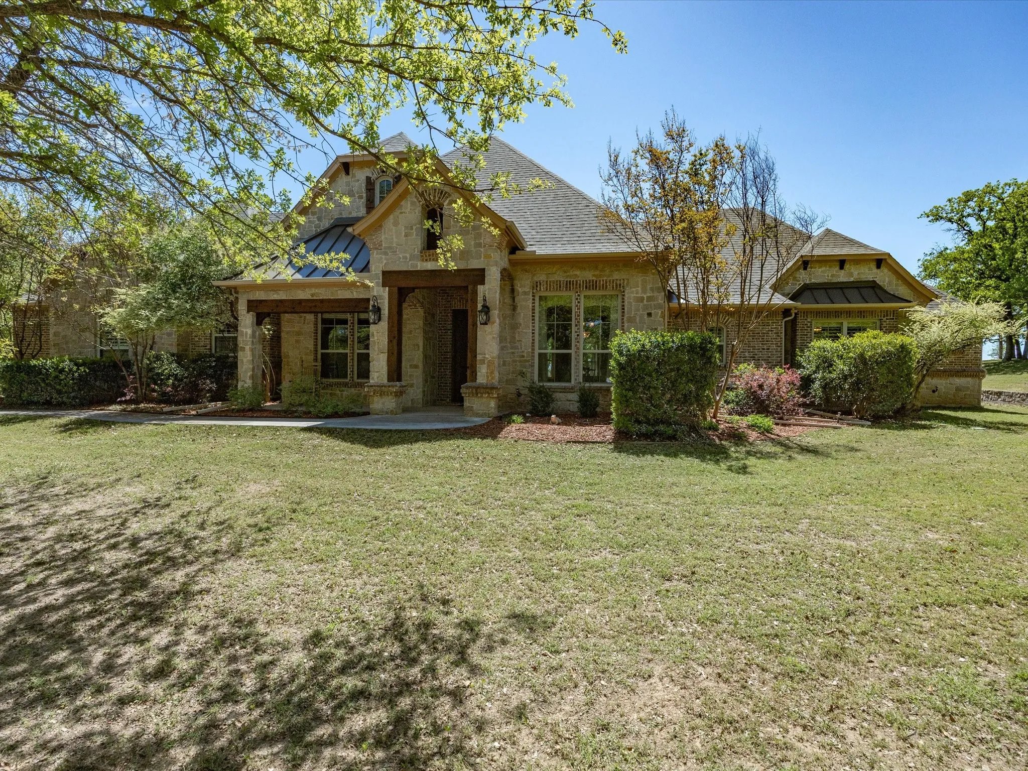 Single Family Residence For Sale in Parker County , 104 Lariat Court, Azle, Texas 76020, 4 Bedroom, 3 Bathroom, 3 Garage spaces, 3,469 Sqft, built in 2007, Preowned, mls#21232281, Real Estate Agent in Azle, Homes For Sale in Parker county, Homes For Sale in Azle, Realtor in Azle Texas, Real Estate Brokerage Independent Realty Texas, Luminita Cordes Realtor