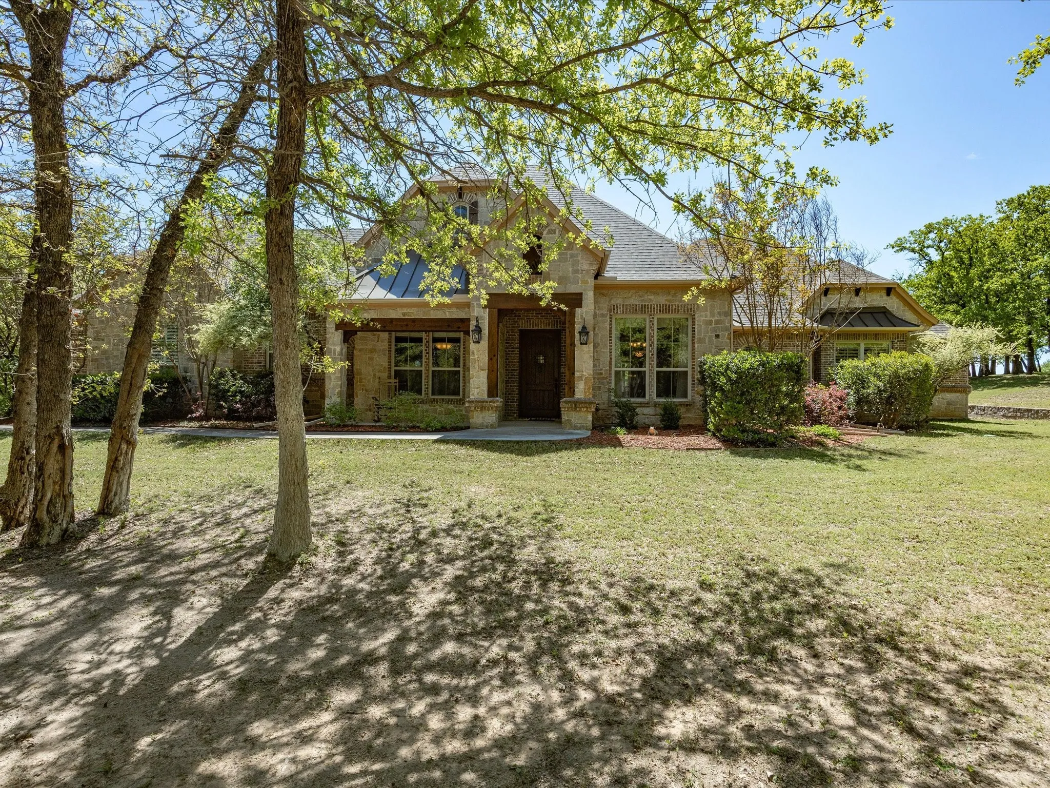 Single Family Residence For Sale in Parker County , 104 Lariat Court, Azle, Texas 76020, 4 Bedroom, 3 Bathroom, 3 Garage spaces, 3,469 Sqft, built in 2007, Preowned, mls#21232281, Real Estate Agent in Azle, Homes For Sale in Parker county, Homes For Sale in Azle, Realtor in Azle Texas, Real Estate Brokerage Independent Realty Texas, Luminita Cordes Realtor