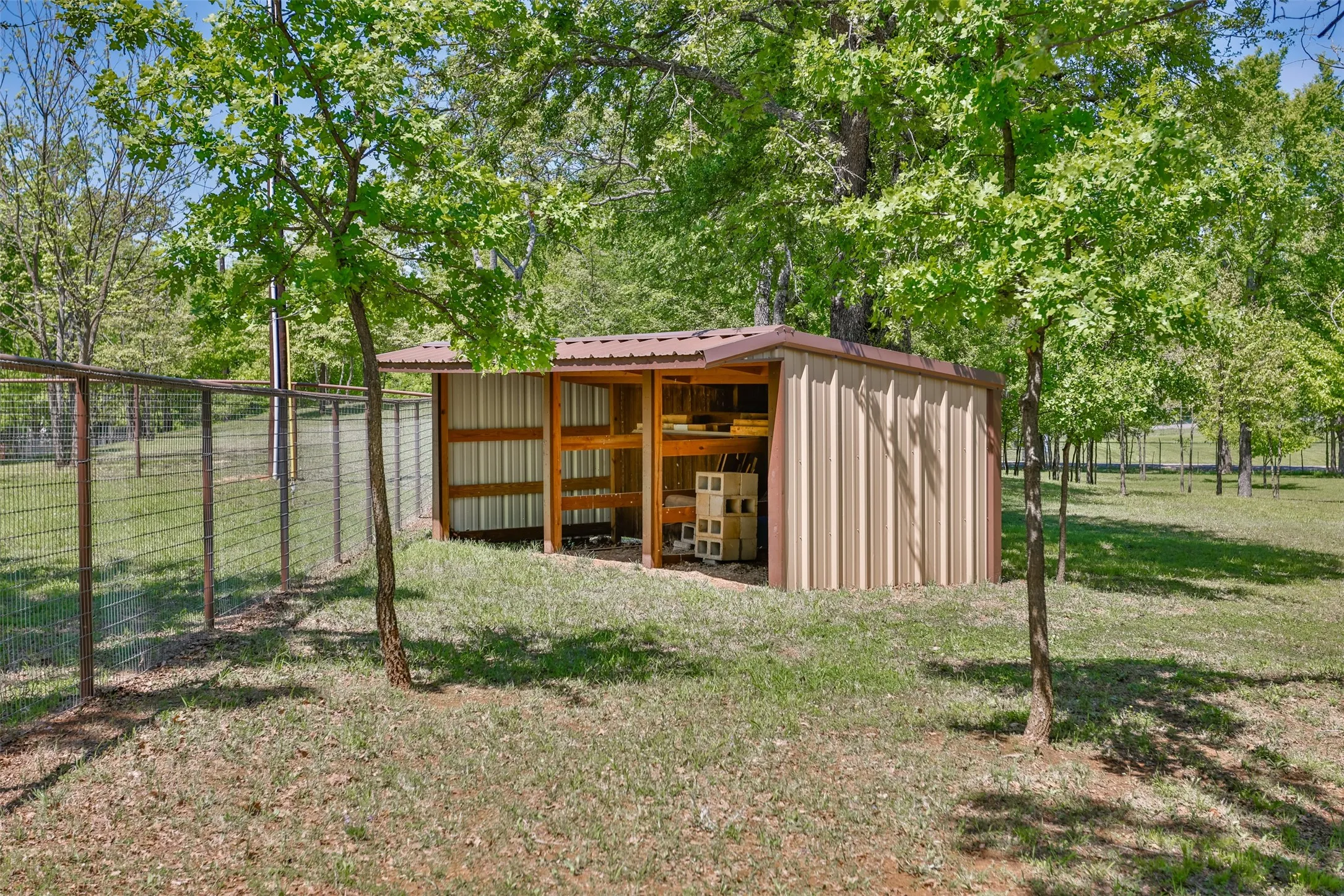 Manufactured Home For Sale in Grayson County , 100 Shawnee Trail Road, Whitesboro, Texas 76273, 2 Bedroom, 2 Bathroom, 4 Garage spaces, 900 Sqft, built in 2019, Preowned, mls#21233430, Real Estate Agent in Whitesboro, Homes For Sale in Grayson county, Homes For Sale in Whitesboro, Realtor in Whitesboro Texas, Real Estate Brokerage Independent Realty Texas, Luminita Cordes Realtor