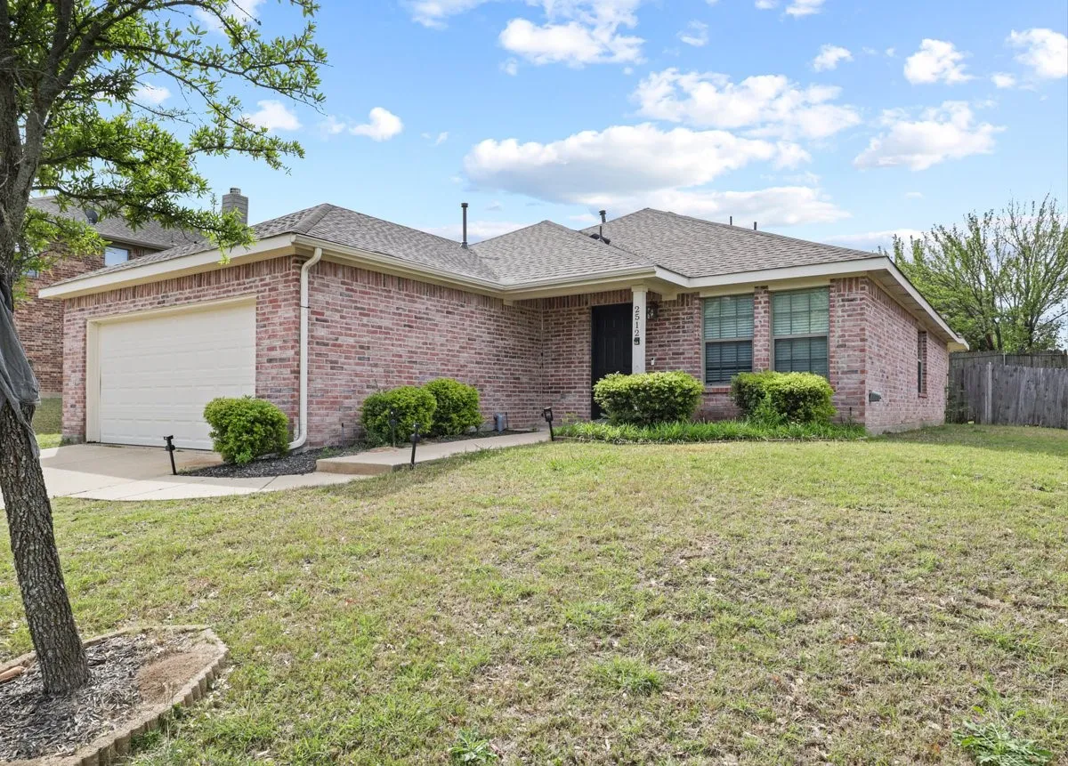 Single Family Residence For Sale in Collin County , 2512 Quail Ridge Road, Melissa, Texas 75454, 3 Bedroom, 2 Bathroom, 2 Garage spaces, 1,798 Sqft, built in 2003, Preowned, Price $310,000, mls#21231968, Real Estate Agent in Melissa, Homes For Sale in Collin county, Homes For Sale in Melissa, Realtor in Melissa Texas, Real Estate Brokerage Independent Realty Texas, Luminita Cordes Realtor