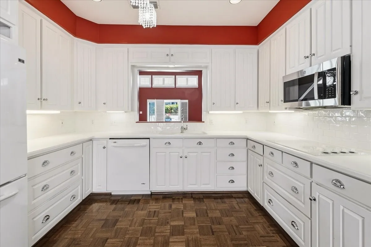 Single Family Residence For Rent in Tarrant County , 22 One Main Place, Benbrook, Texas 76126, 3 Bedroom, 4 Bathroom, 2 Garage spaces, 2,635 Sqft, built in 1984, Preowned, mls#21234229, Real Estate Agent in Benbrook, Homes For Rent in Tarrant county, Homes For Rent in Benbrook, Realtor in Benbrook Texas, Real Estate Brokerage Independent Realty Texas, Luminita Cordes Realtor