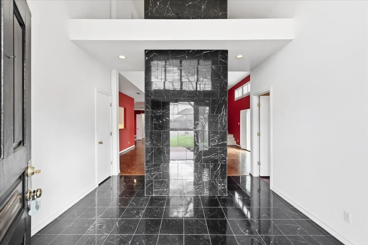 Single Family Residence For Rent in Tarrant County , 22 One Main Place, Benbrook, Texas 76126, 3 Bedroom, 4 Bathroom, 2 Garage spaces, 2,635 Sqft, built in 1984, Preowned, mls#21234229, Real Estate Agent in Benbrook, Homes For Rent in Tarrant county, Homes For Rent in Benbrook, Realtor in Benbrook Texas, Real Estate Brokerage Independent Realty Texas, Luminita Cordes Realtor